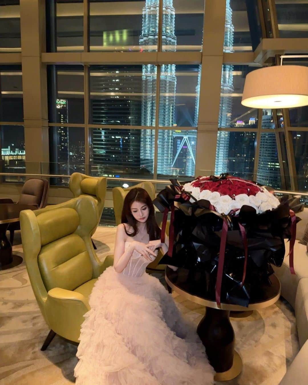 嬉野ゆみのインスタグラム：「マレーシアのグランドハイアット(Grand Hyatt Kuala Lumpur) は大好きな場所✨✨🩷  お誕生日お祝いしてもらいました〜🎂 うれしの。  マレーシア🇲🇾に住んでもうすぐ2年ですが、第2の故郷って感じで、帰ってくるとすごーく落ち着きます🥰  ------------------------------  うれしの新作の恋愛note出しました。  Twitterでもバズっていて、うれしいです✨☺️  電話占いに月30万円課金していた女が、ハイスペ男性に溺愛されるまでに行った禁断の15のルールとは！？♥️  私の恋愛事情から、経営者うれしのの恋愛マインドが詰まっています。エンタメとしても楽しめますw☺️💖  ぜひご覧ください（*一部有料です。サロメはSlackで無料読めますよん♩）  読み方 ↓ プロフのリンクに貼ってあるLINEを登録後 恋愛note  とメッセに送ると、リンク🔗が送られてきます🫶※女性限定」