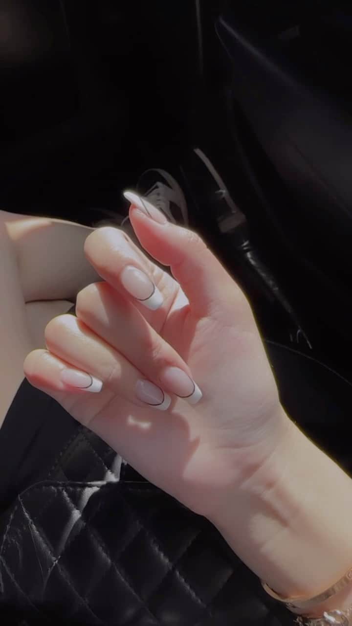 張楚珊のインスタグラム：「小香風法式美甲💅🏻🤍 好像是第一次做有黑色元素的指甲 黑白法式真的好耐看又氣質🥰 @nail_by77」