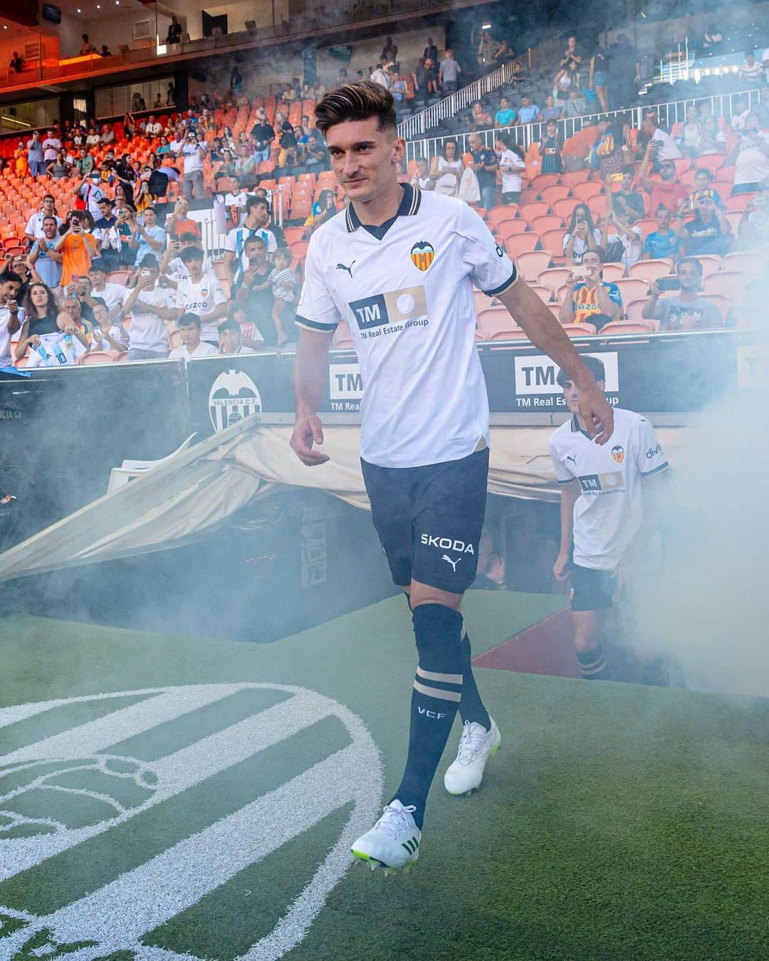 バレンシアCFのインスタグラム：「Primer día en Mestalla 🦇  @pepelug8   #TrofeuTaronja #ADNVCF」