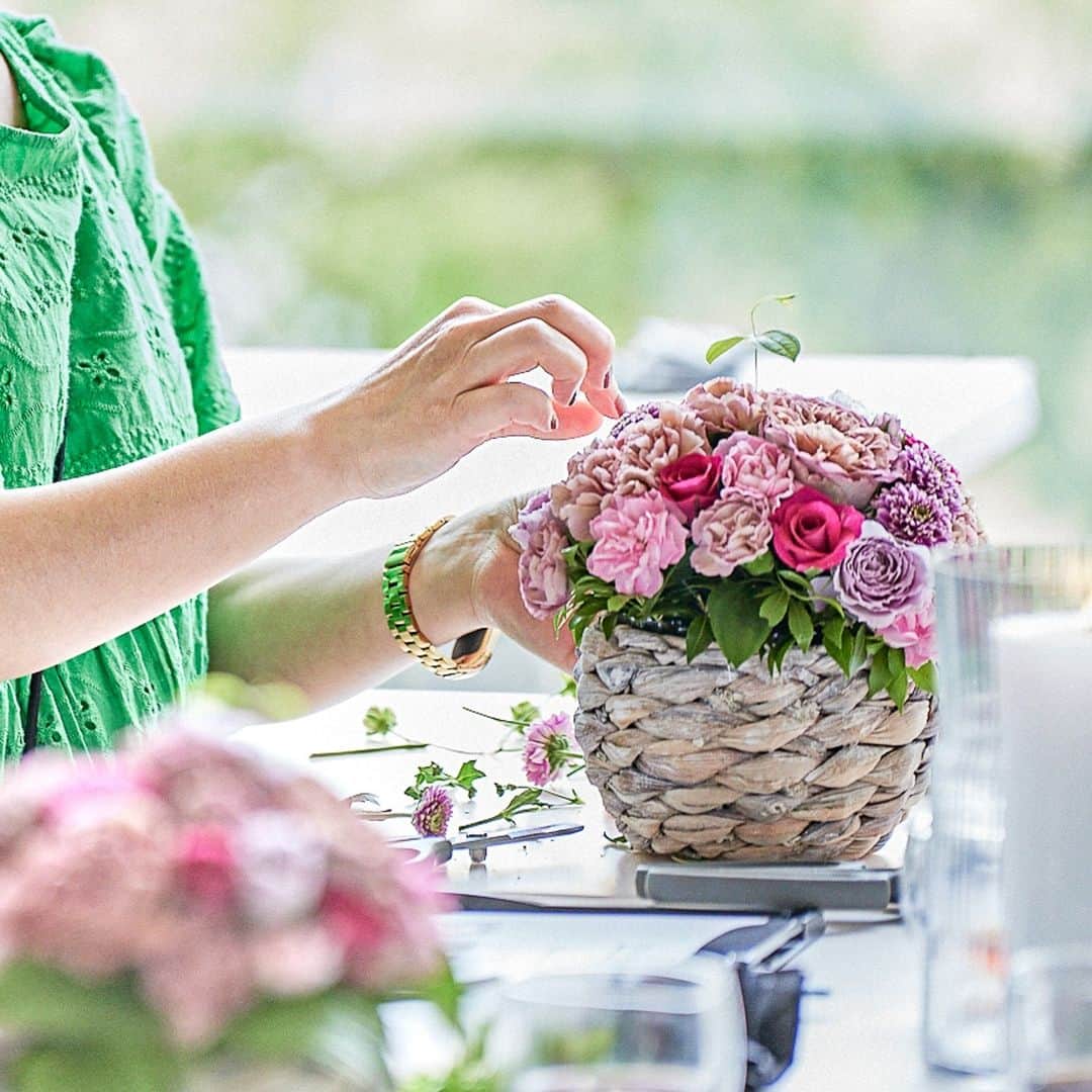 ニコライ・バーグマン・フラワーズ＆デザインのインスタグラム：「A small selection of recent bouquets and arrangements that students at the Nicolai Bergmann School of Floristry made. 💐 Which one would you have liked to make?   This month there are a couple of very special classes at our SUMMER POP-UP WORKSHOP at the school ➡️ click the link in my profile to see more.  Here is a list of the respective classes to each picture   1) BLOOM tropical bouquet  2) BLOOM tropical arrangement  3) BLOOM summer cube arrangement  4) CREATIVE WORKSHOP arrangement 5) PRESERVED BEGINNER arrangement  6) BLOOM bouquet  7) GROW arrangement  #nicolaibergmann #flowerschool #flowerworkshop #bouquet #フラワーアレンジメント #フラワーワークショップ」