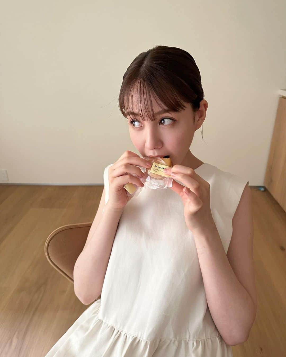 トリンドル玲奈のインスタグラム：「私の夏🍃  @bemyflora のカラダに優しいおやつ食べたり😋  @chloe × @teva のサンダル履いたり👡  ピラティスに行ったり🤸‍♂️(ポーズが意外とキツくて笑っちゃってる)  大好きなお蕎麦屋さんに行ったり🍃  ゴロゴロしたり、 にゃんこに癒されたり🐈  🍉☺️  あ、1枚目と2枚目のワンピースは、 @intimite_onemile のです。 ヘビロテしてる😚」