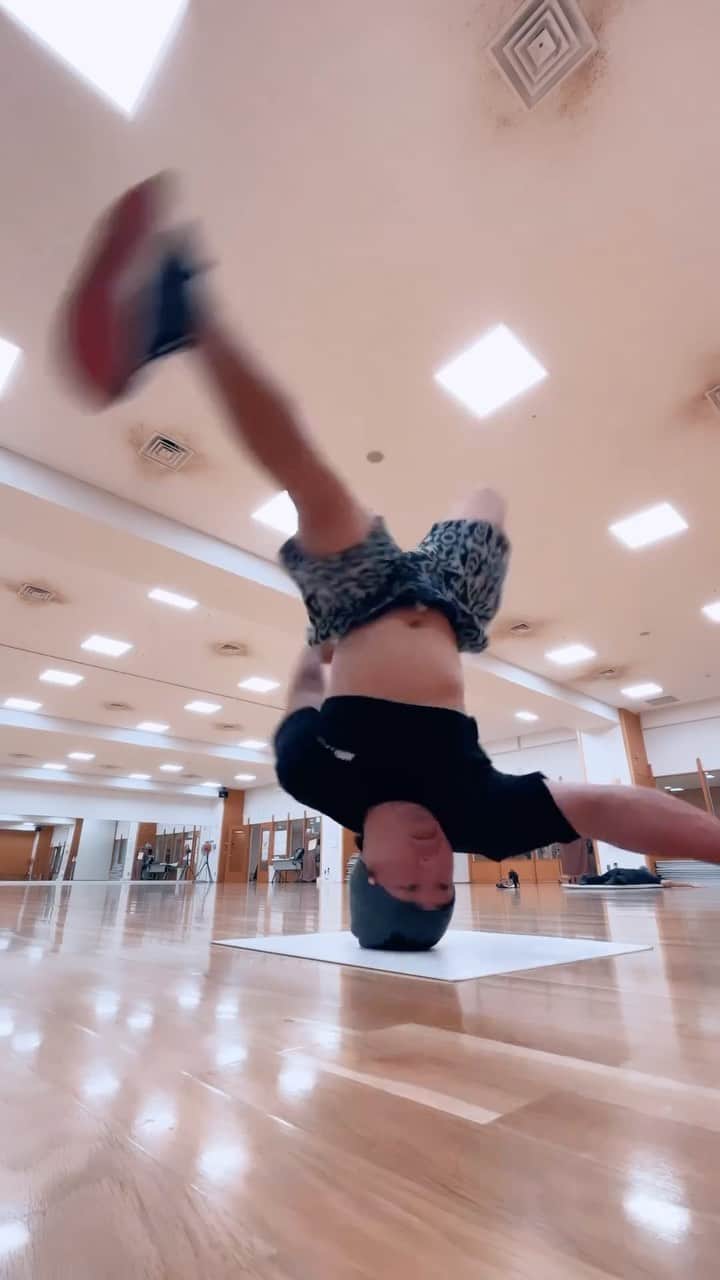 大野愛地のインスタグラム：「3.2.1.GO🔥 good or bad?🤔  久々この足抜きした。笑  #headspin #breakdance」