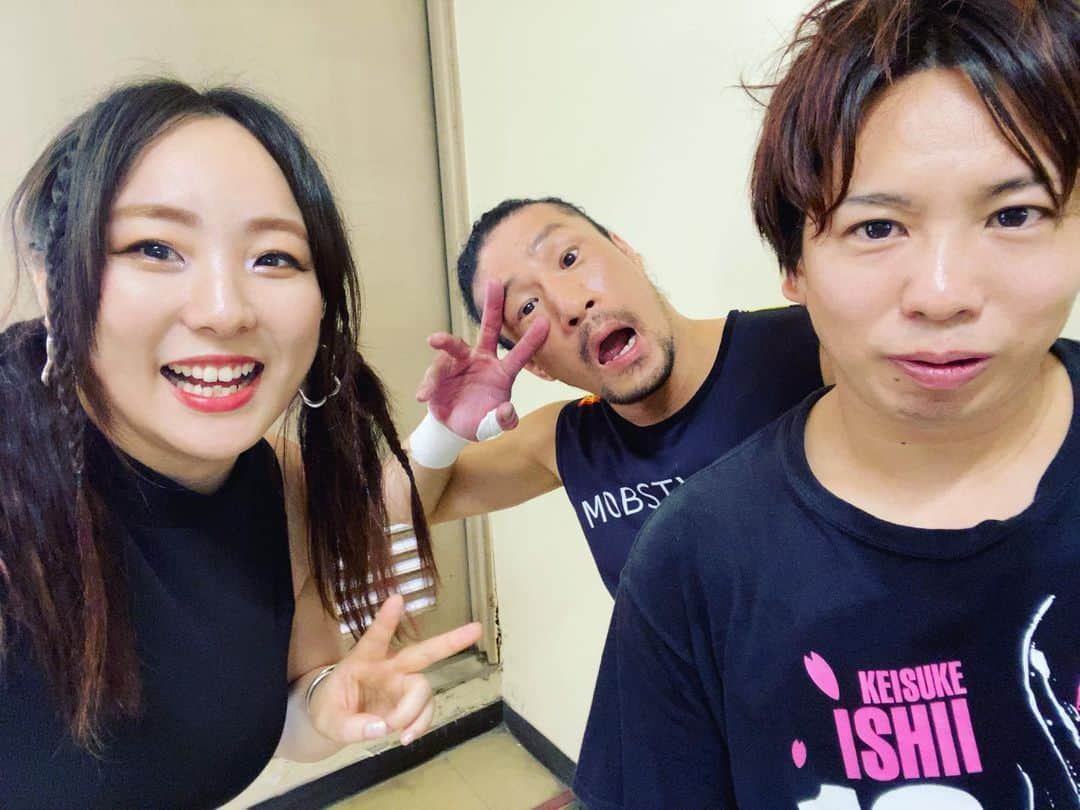 愛星ゆうな（まなせゆうな）のインスタグラム：「この2人怖い。 🦵🍑☀️ #前口大尊 #石井慧介 #まなせゆうな #プロレス #ぽちゃじょ #ぽわじょ #グラマープリンセス #yunamanase #prowrestler  #prowrestling #realsize #plussize #midsize #wellness  #chubby #mybodymyrules #bopo #BodyNeutrality #ガンプロ #ガンジョ #GanPro #GanJo」