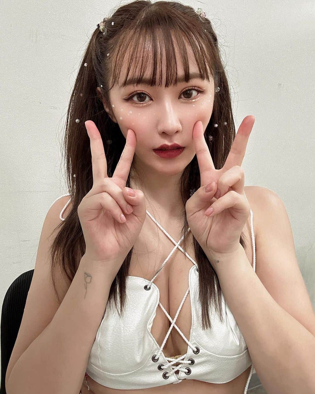 てんちむのインスタグラム：「関コレわず👊DJとして出た🙋‍♀️ 始めた当初はこんな大きいステージでDJやるなんて思ってませんでした🥹とっても光栄でした！ありがとう🙏✨  今から移動してDJてんちむNight🥰 好きなハードスタイルと夏メロかける、とっても楽しみ〜🥰 会えるみんな楽しみにしてます！  今日ヘアメも盛り盛りで鬼可愛い🥹はるちゃんいつもありがとう🥰」
