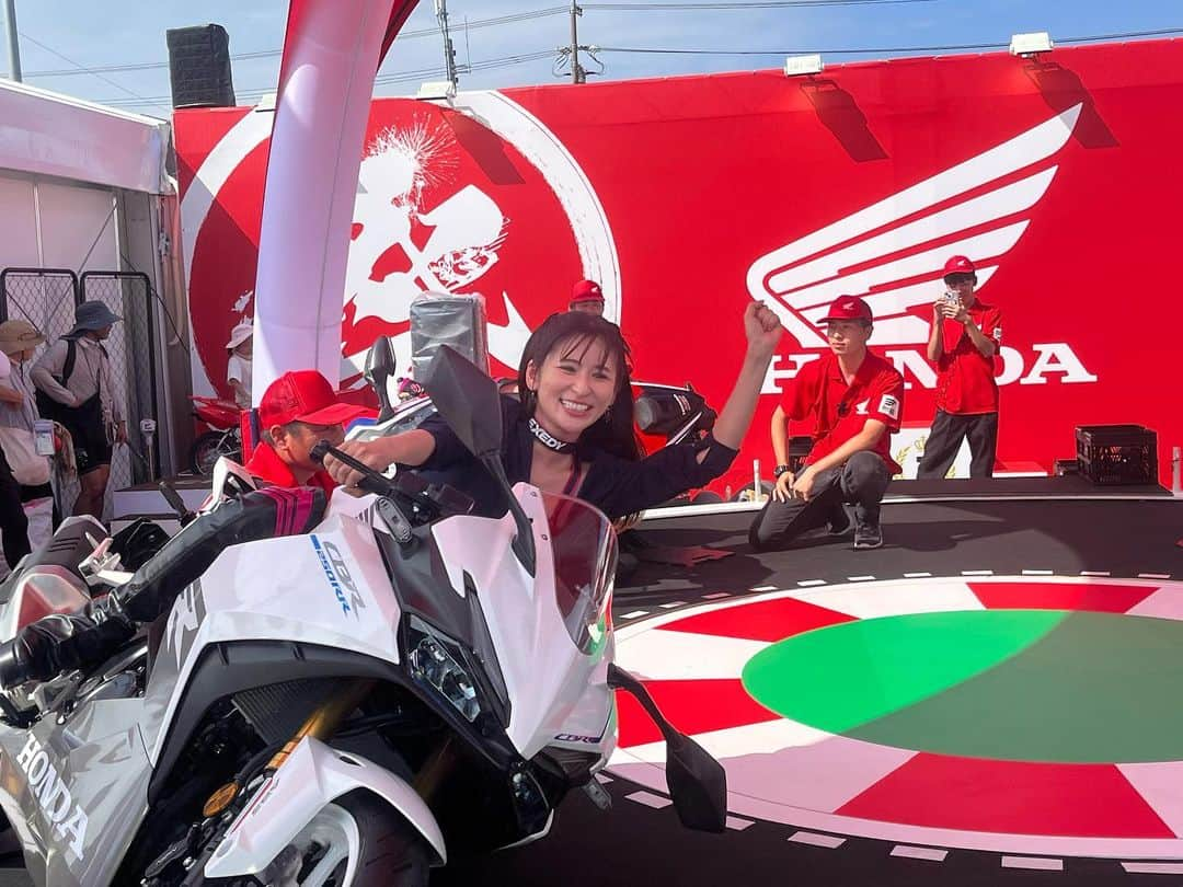 有馬綾香さんのインスタグラム写真 - (有馬綾香Instagram)「8耐楽しーーーー！！！！！！ 🏍️🌞🔥⚡️🤩  #suzukacircuit #suzuka8hours #suzuka8h #鈴鹿8耐 #鈴鹿8耐2023 #鈴鹿サーキット」8月6日 16時57分 - ayakaarima