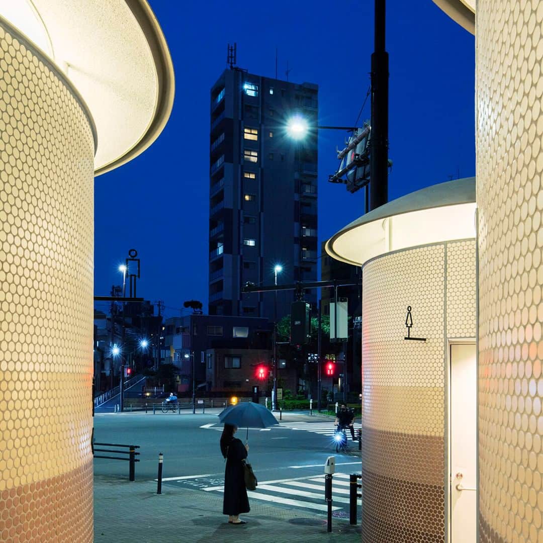UOMOさんのインスタグラム写真 - (UOMOInstagram)「【建築がアツい、渋谷区公共トイレ・前編】文化系男子が訪れるべき「THE TOKYO TOILET」9選  多様性を受け入れる社会の実現を目的とした渋谷区・日本財団の虎の子事業、「THE TOKYO TOILET」を総まとめ。建築家やクリエイターら16人がデザインの力で手掛けた公共トイレのうち、前編では8人の「建築家」に絞って紹介する。  01：坂 茂 （建築家）｜はるのおがわコミュニティパークトイレ 02：安藤忠雄 （建築家）｜神宮通公園トイレ 03：隈研吾 （建築家）｜鍋島松濤公園トイレ 04：伊東豊雄 （建築家）｜代々木八幡公衆トイレ  記事の続きはWEB UOMOで▶▶ https://www.webuomo.jp/culture/317718/  #建築 #THETOKYOTOILET #公共トイレ #uomo #uomo_magazine #webuomo」8月6日 17時00分 - uomo_magazine