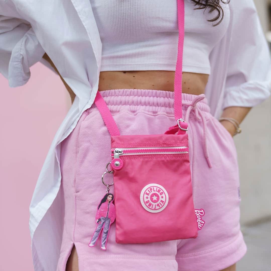 のインスタグラム：「@barbie and @kipling are the new power couple in town! Get your pink on 💗  #PinkModeOn #BarbiexKipling」