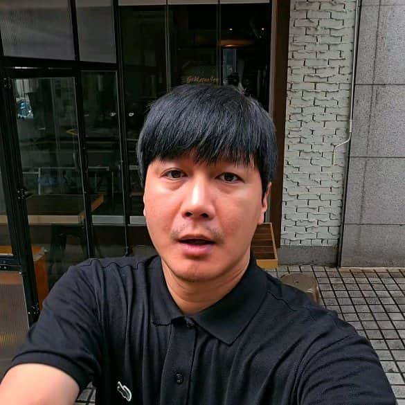 キム・スンヒョンのインスタグラム：「CAFE & BAR #브라운코너   신사동 516 신사역 8번출구에서 252m  낮에는 카페중심 저녁에는 BAR 점심시간은 직장인들을 위해 할인된가격으로  영업시간   일 11:00 - 00:30 월 09:00 - 00:30 화 09:00 - 00:30 수 09:00 - 00:30 목 09:00 - 00:30 금 09:00 - 02:00 토 11:00 - 02:00  #행복한미식가 #얼죽아 #김승현」