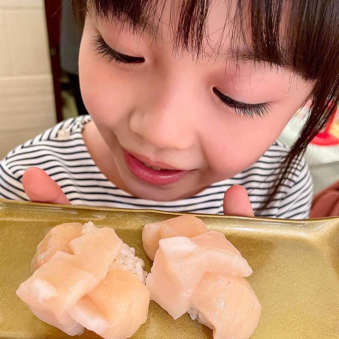 加藤柚凪のインスタグラム：「北海道ではじめてのおすし～‼😆🍣✨  ホタテがね、 そのままたべてもなんだかあまくて、 おいしすぎてビックリしたよ😍 マグロもカンパチもサーモンも、 たまごもぜ〜んぶおいしかったし、 アスパラの天ぷらはおかわり～😋🎶  あ～おなかいっぱい‼️ ごちそうさまでした🍵 また食べたいなぁ😚💕  #念願の #北海道のお寿司🍣 #食後のお茶を飲みながら #魚をさばいたり🐟 #お寿司をにぎる職人さんに #くぎづけの👀 #加藤柚凪 @yuzuna_kato」