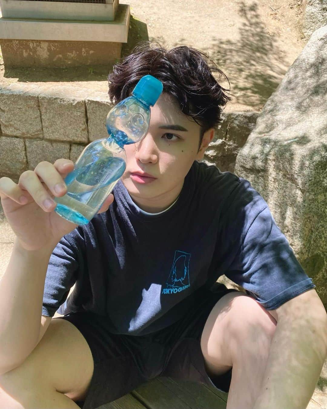 池添俊亮のインスタグラム：「公園で 夏 をするなどしました。  こんな風にただ公園で太陽を浴びてゆっくりするだけの日に付き合ってくれる人がいる事に感謝です。ただ蝉が怖い。」
