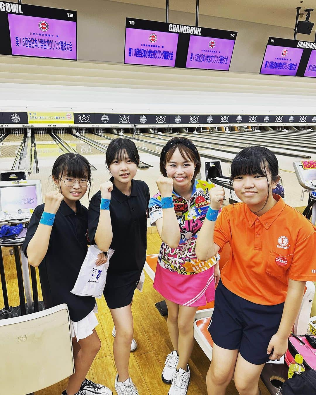 安藤瞳さんのインスタグラム写真 - (安藤瞳Instagram)「結羽ちゃん✨優勝 悠月ちゃん✨準優勝 おめでとう㊗️㊗️㊗️  皆んなの頑張りに感動です✨  今回の大会では悔しかったこもいるかもしれませんが、この気持ちをバネにまた頑張ろう💪✨‼️😊  #全日本小学生ボウリング競技大会」8月6日 17時07分 - hitomiandoh