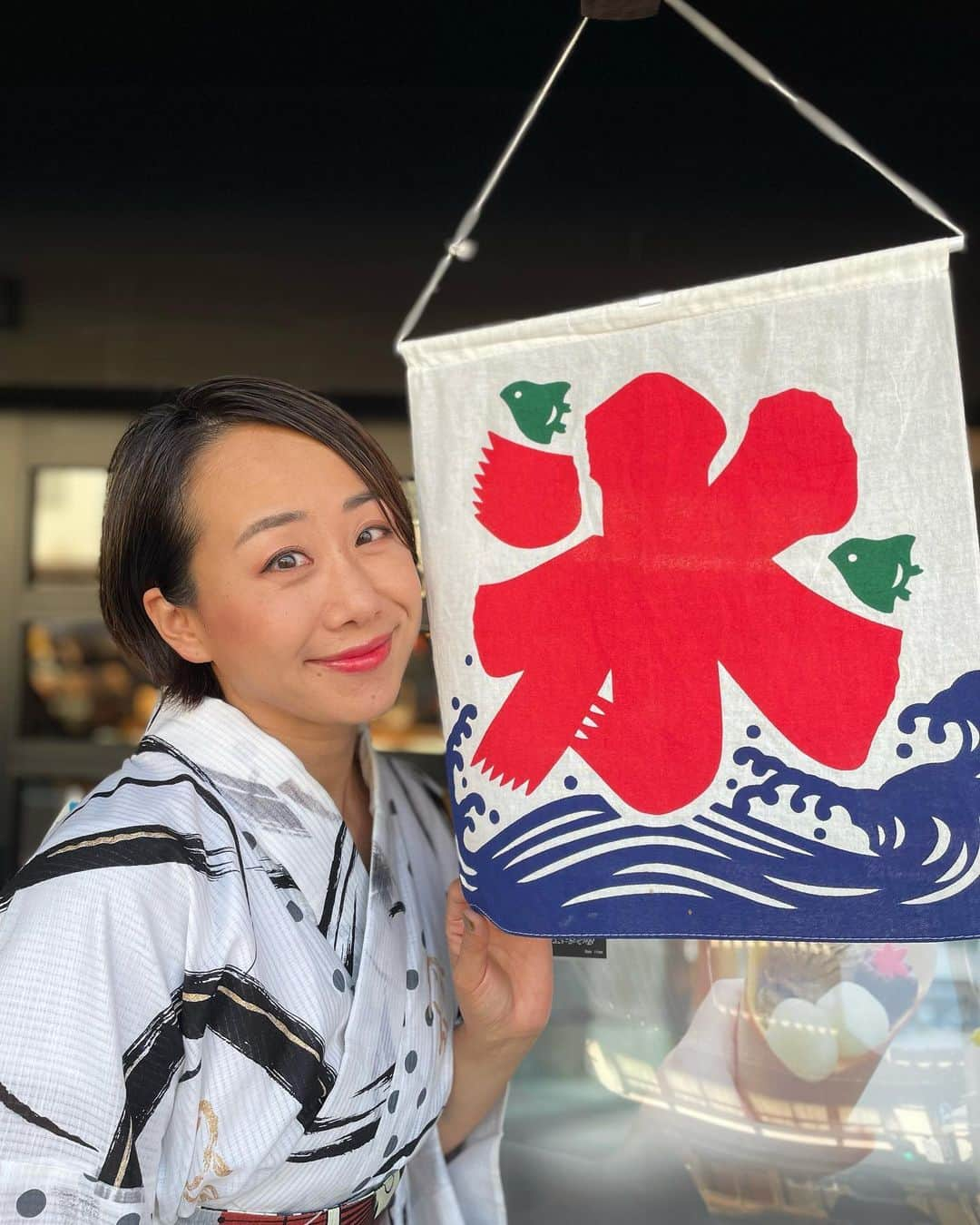 越村江莉のインスタグラム：「こんにちは！ 県民共済アンバサダー越村です！  夏といえばかき氷🍧💓 冷たいかき氷の嬉しいクーポンが出ております！！  最後のQRコードから お友達登録してください！  #県民共済#共済#割戻金 #保険の見直し#学資保険 #医療保険 #共済金」