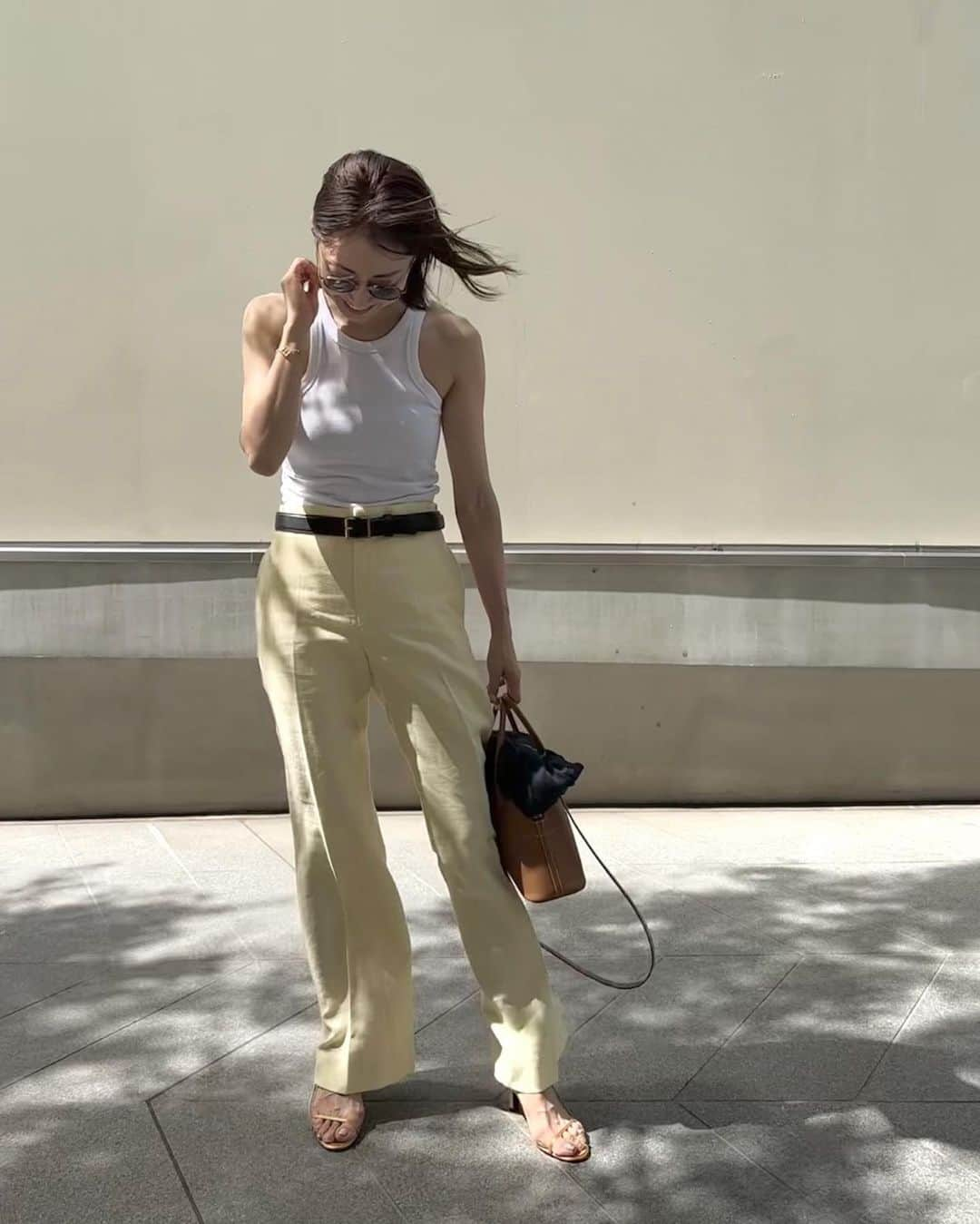 大塚良子のインスタグラム：「#ootd 🤎　 Tank.. @toteme  Pants.. @blamink.official  Belt, Shoes.. @therow @therowcollection @maisontherow  Bag.. @hermes  #streetstyle #streetphotography #photooftheday #streetfashion #summerstyle」