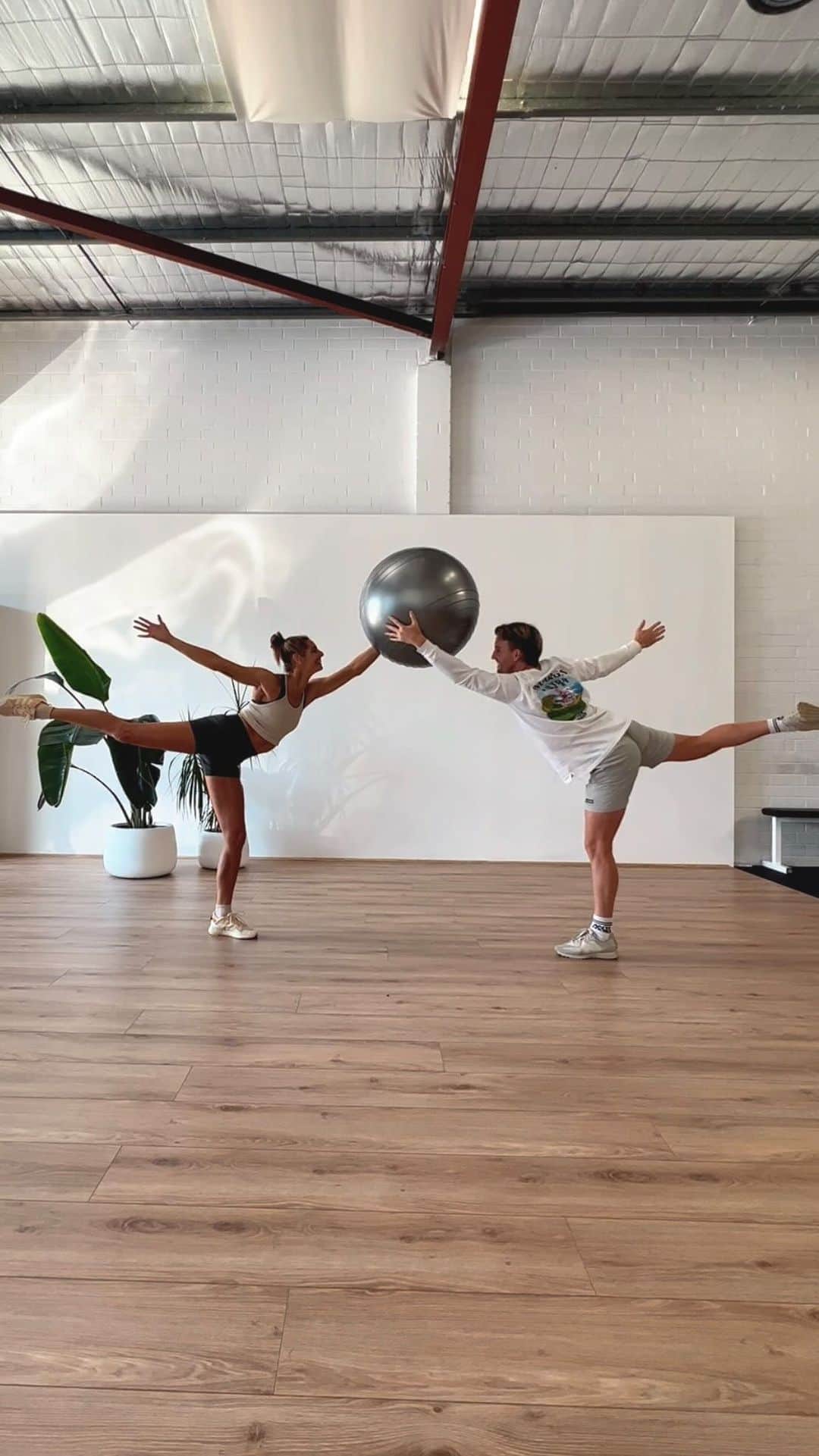 Amanda Biskのインスタグラム：「Dancing with our floating fitball…🩶 #edsheeran #dance」