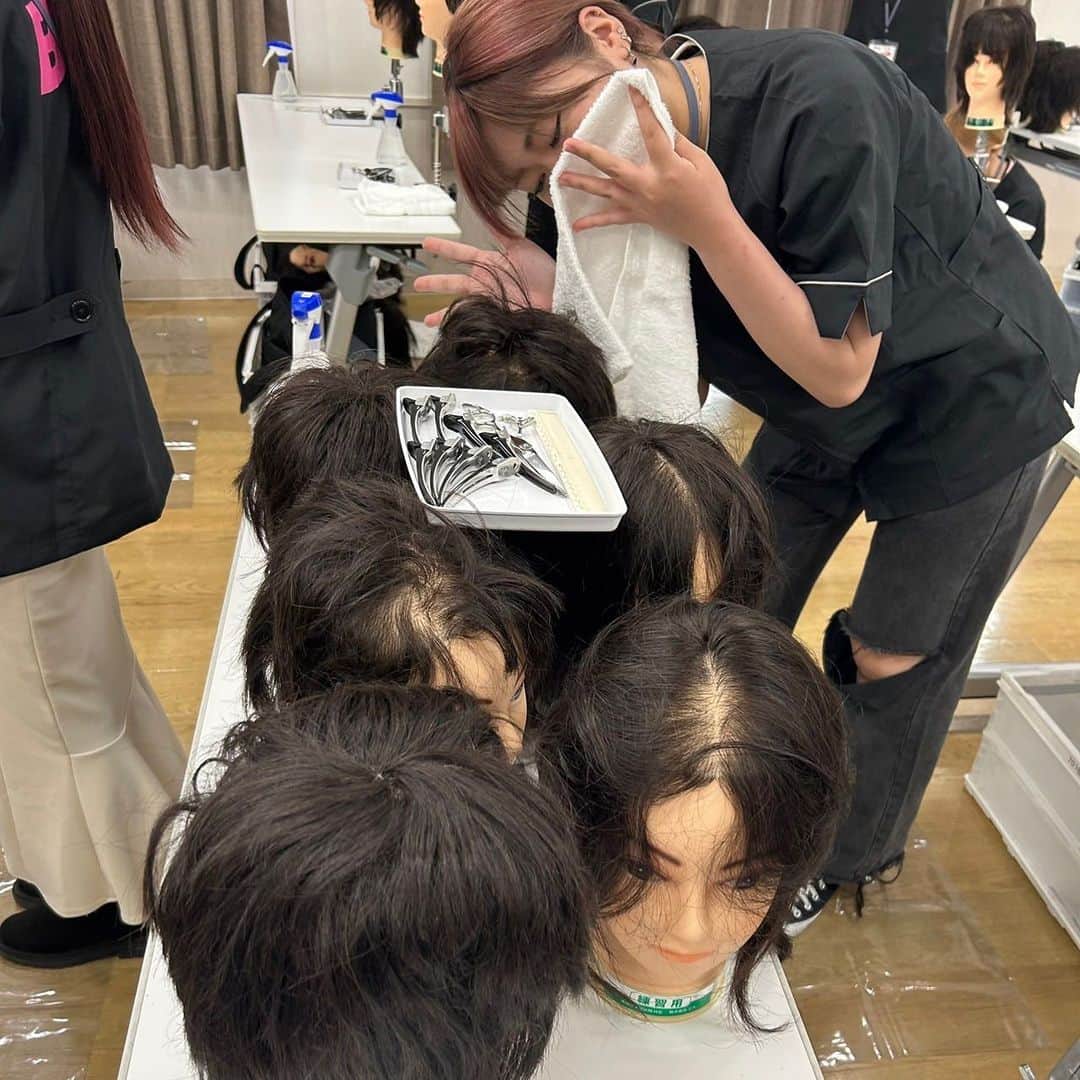東京ビューティーアート専門学校さんのインスタグラム写真 - (東京ビューティーアート専門学校Instagram)「皆さんこんにちは❣️ ヘアメイク科1年の田中です🧏🏻‍♀️✨  本日は「ヘアメイク科の魅力」について投稿します😌💞  ヘアメイク科は入試の時にB×artの中でAOエントリーの枠がすぐにうまっちゃうほどの人気の学科なんです😳😳  そんなヘアメイク科の魅力は、『2年間で美容師国家資格をGETできる』＋『メイクの授業が充実してる』ところです✨  現在、1年生の実習週の時間割は、国家試験に必須となる授業（カット、ワインディング）、メイク授業（トレンドメイク、ベーシックパーソナルメイク）、ヘアアレ、シャンプーで構成されています💫  2枚目はカット授業前の写真です📸🧡‬この日は、全頭カットのテストだったので緊張してましたが、皆真剣に取り組んでいました🔥  3枚目はメイク授業前の写真です📸💛カラフルな色のパレットを見ると、とてもワクワクして授業が楽しみになります🫶🏻相モデルの眉毛を上手く描けるよう、検定に向けてもっと練習していきたいです✊🏻  他にも紹介したい楽しい授業がたくさんあるので、少しでも美容に興味ある方はオープンキャンパスぜひ待ってます😊  本日の担当はヘアメイク科1年（@aimi.12.5）でした💛ぜひフォローよろしくお願いします✌🏻  詳しくはHP/プロフィールから🤲🏻 Tokyo B✖️art @Tokyo_beauty_art_college  #今日の東京ビューティーライフ #東京ビューティーアート#美容学生#美容専門学校#三幸学園#jk#fjk#sjk#ljk#ヘアメイク#エステ#ネイル#美容#beauty#ootd#メイク#モデル#トータルビューティ#美容好きな人と繋がりたい#美容学生の日常#美容学生の休日#お洒落さんと繋がりたい#知る専#美容学生あるある#コンテスト#美容学生と繋がりたい #美容学生さんと繋がりたい #美容学生の放課後#美容業界で働く#学科の魅力」8月6日 17時15分 - tokyo_beauty_art_college