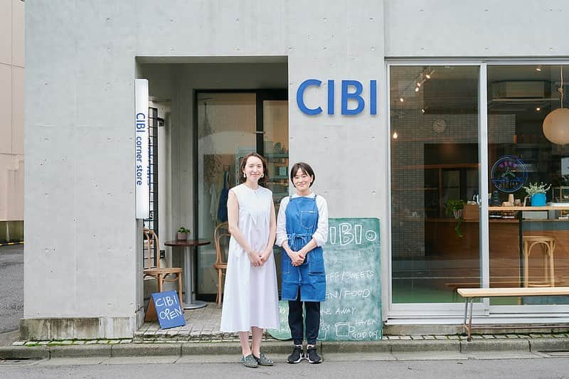 斉藤アリスのインスタグラム：「CIBI @北参道 @cibi_tokyo   CIBIの名前の由来は、文字通りのおチビちゃん。  「子供の頃のようなワクワクを感じてほしい」 という想いが込められているそう👶🏻  2008年に日本人のご夫婦が メルボルンで第一号店をオープン🇦🇺  2017年に千駄木、 2020年に北参道のお店ができました。  「オーストラリアには、 朝の時間をゆっくりと過ごす 文化が根付いています。  街のカフェも朝早くから開いていて、 コーヒーだけでなく 朝食を提供しているお店も多いです」  そんな朝を大切にするチビでは 8時半のオープン時間に合わせて 日替わりのマフィンを焼き上げます☀️  焼き立てを求めて開店時間に やってくる人も少なくないそう！  この日は ベーコンとトマトのマフィン🍅 ベリーとアーモンドのマフィン🫐  具沢山だから朝食にもぴったり！ ほかには... あずきと抹茶のマフィン🫘 さつまいもとフェタチーズのマフィン🍠 胡桃とバナナとチョコレートのマフィン🍌 などがあるそうです。  コーヒー豆は、湘南・辻堂にある スペシャルティコーヒー専門店 「27 COFFEE ROASTERS」に依頼。 @27coffeeroasters_tsujido   メルボルンだから浅煎りなのかな？ と思っていたら、意外や意外。 味わいのしっかりした深煎りのコーヒー♪  📍CIBI corner store Kitasando 東京都渋谷区千駄ヶ谷3-14-10 時間：平日8:30〜16:30 土日祝9:00〜17:00  📍📍Hanako.tokyoで記事にしました。 ストーリーハイライト「連載ハナコ」から 記事に飛べます。読んでね！  #cibi #北参道 #北参道カフェ #kitasando #kitasandocafe #tokyotrip #tokyotravel #コーヒーサロン #東京コーヒー #tokyocoffee #tokyocafe #カフ巡り #スペシャルティコーヒー #シングルオリジン #specialtycoffee #コーヒー好きな人と繋がりたい #cibicornerstore #メルボルンカフェ #melbournecafe #マフィン」