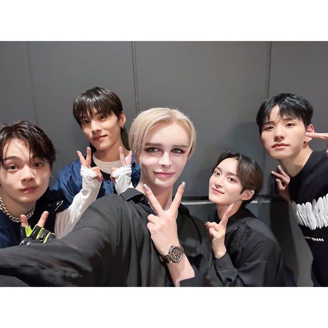 のインスタグラム：「・ JO1💙 2023 2nd ARENA LIVE TOUR “BEYOND THE DARK” 初日に行ってきたよーーーー！ みんなキラッキラに輝いてて最高だったよ🩵 ちゃんと生歌なのも偉い👏🏻✨ 今日は2回ステージあるんだって！ がんばれーーーーー😆🤍 #👽🍓👻 #JO1_BEYOND_THE_DARK」