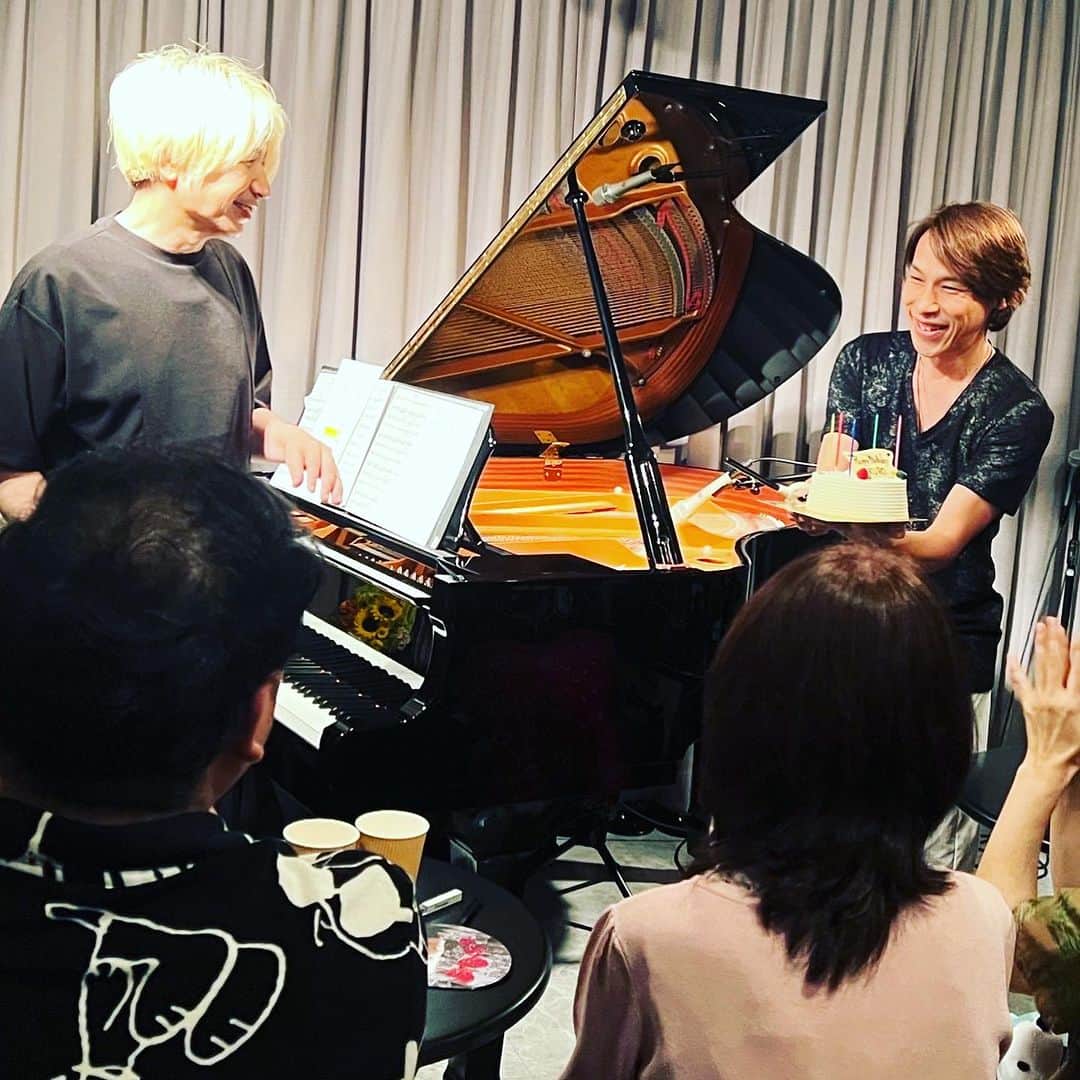谷本貴義さんのインスタグラム写真 - (谷本貴義Instagram)「昨日の赤坂ロマンは藤原いくろうさんのピアノコンサート♪ いくろうさんにご出演していただけるのがホント感激！！ 急遽サプライズバースデーケーキ持って行ったり、いくろうさんと水木一郎さんとの秘蔵曲を歌わせていただいたり、なんだかいろいろ好きにやらせてもらい、いくろうさんのピアノがホント素敵で、今日も「ピアノちゃんと面倒見てるね」って褒めてくださり、昨日からうれしい日が続いてます♪( ´▽｀)  #藤原いくろう #赤坂ロマン #谷本貴義」8月6日 17時19分 - tanimoto_tak