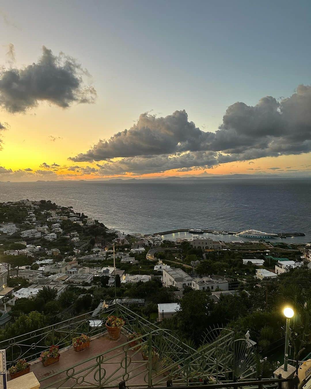 ジェイ・ボスロイドさんのインスタグラム写真 - (ジェイ・ボスロイドInstagram)「Capri ❤️🇮🇹🍷🍝🍕☀️  #italy#capri#sea#views#holiday」8月6日 17時21分 - jaybothroyd