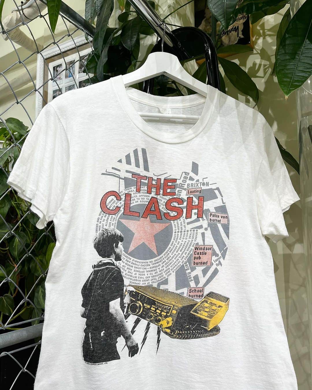 ジャムルのインスタグラム：「1984's　THE CLASH ¥20000+tax(22000) .  ピストルズと並ぶPUNK ROCK界のレジェンドバンド、クラッシュ。 1stアルバム以降は様々なスタイルを取り入れ、他のパンクバンドとは一線を画す音楽性を見い出し その後のシーンにも多大な影響を与えた偉大なバンドです。  こちらは貴重な当時物の「Out Of Control」のロンTになります。 両面に入るクールなグラフィックが無茶苦茶カッコいい！！ . タグは擦れて判別不能　袖、裾共にシングルステッチ。 右袖にピンホール、全体的に縮みや若干のくすみなど使用感はございますが コンディションは一般的なUSEDレベルだと思います。  非常にコレクタブルな1枚です、この機会に是非！ .  WEB SHOPに入荷しております。 是非ご覧ください。 jammru.com  #お問い合わせはお電話で承ります #jammru#jammru_tee#vintagetshirt #vintagetee#vintagebandtee#theclash #osaka  #fashion  #streetstyle  #streetfashion  #vtg  #vintage  #used  #usedclothing  #古着 #古着屋 #ファッション #70s #80s #90s」