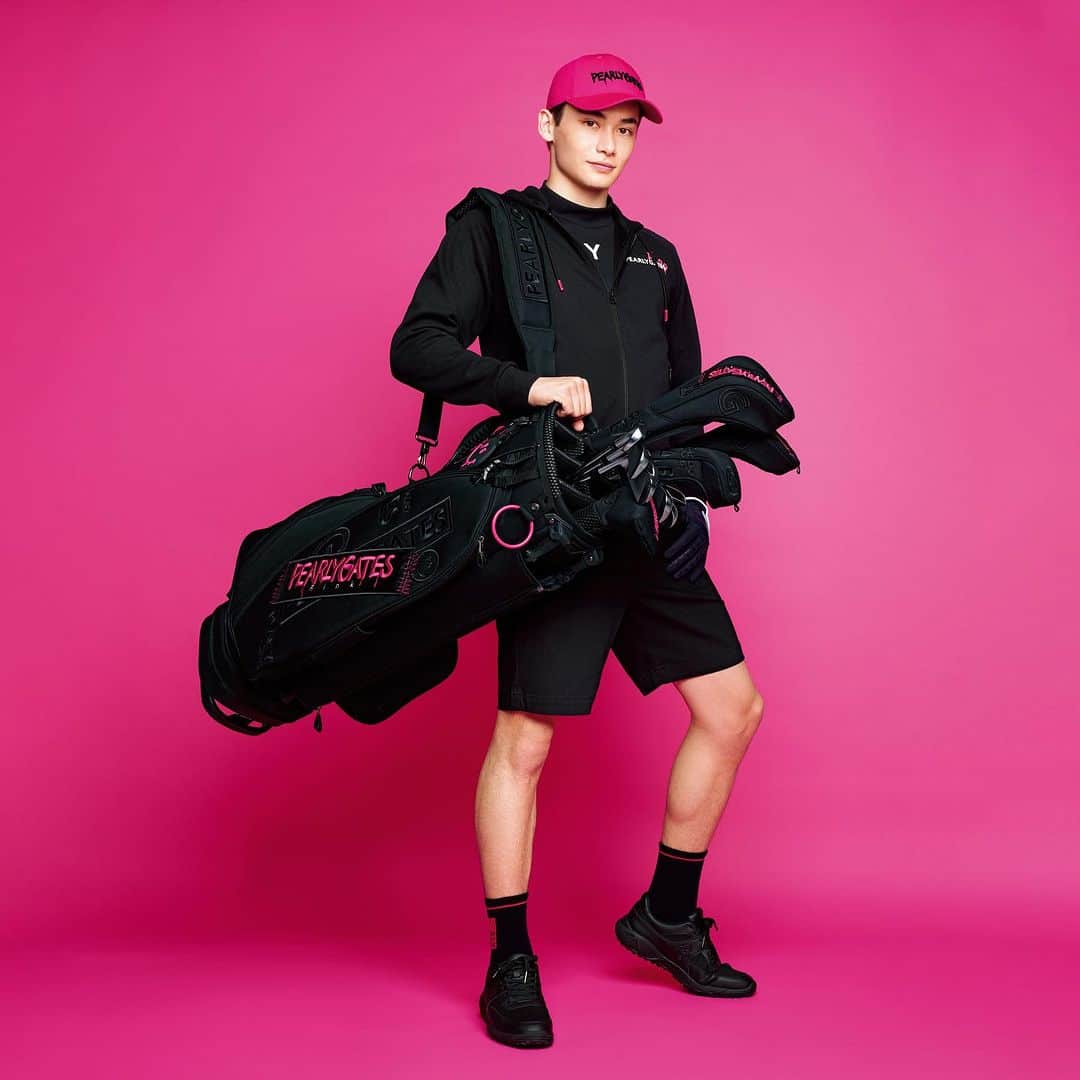 パーリーゲイツさんのインスタグラム写真 - (パーリーゲイツInstagram)「WITH BLACK.  全身ブラックに、少しだけピンクを。 ペンキで描いたようなニューロゴアイテムとドライな素材感のアイテムで新しいストリートスポーツスタイルの完成です。  #pearlygates#pearlygatespink#newarrivals#autumncollection#iloveit#pink#golffashion#golfstyle#golfbag#パーリーゲイツ#ゴルフ#ゴルフウェア#ゴルフファッション#ゴルフバッグ」8月6日 17時23分 - pearlygates_official