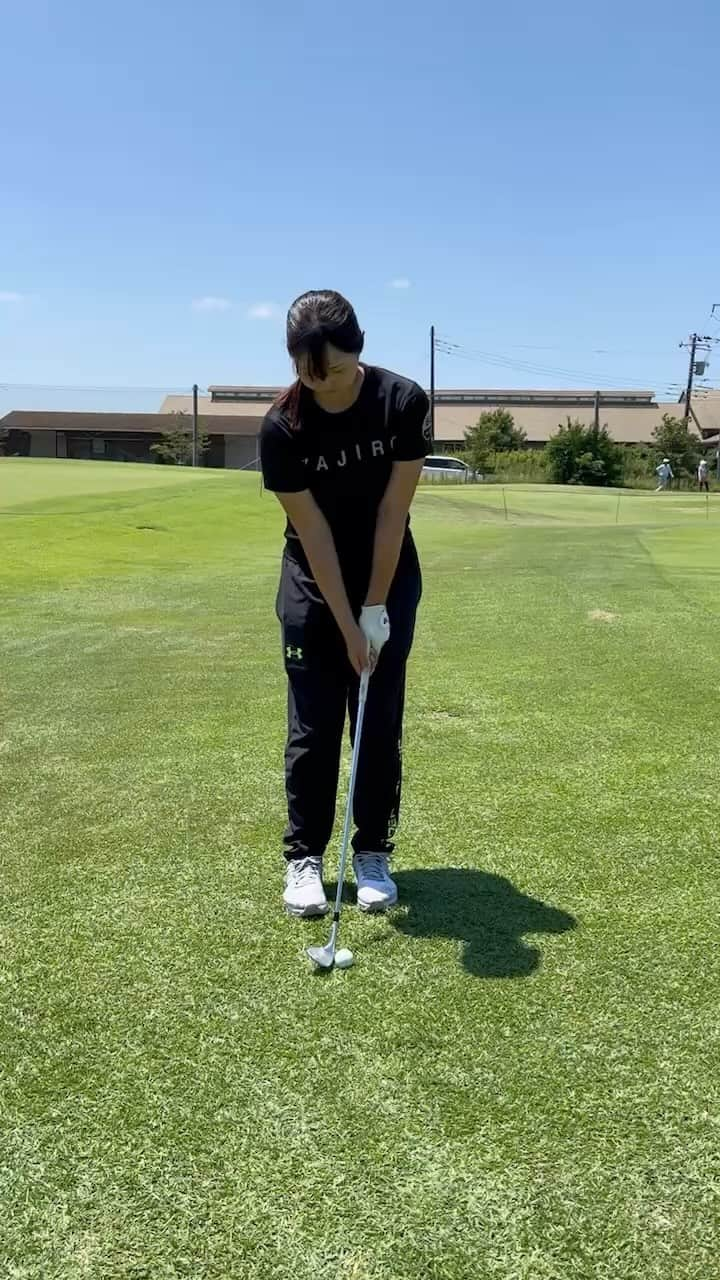 石山千晶のインスタグラム：「⁡ アプローチ練習☺︎ 暑い🥵 ⁡ ⁡ #golf #ゴルフ #アプローチ #暑すぎ #東亜道路工業株式会社 #大蔵ゴルフスタジオ #gotchagolf #newera #elitegrips #titleist #kasco #846yajiro #tabata」