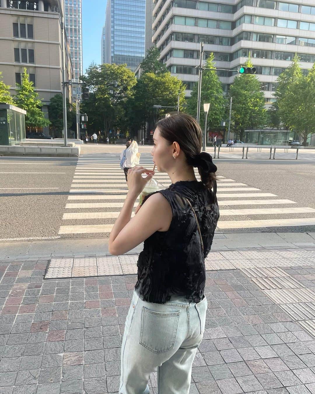 江野沢愛美さんのインスタグラム写真 - (江野沢愛美Instagram)「あまりにも暑すぎて珍しくフラペチーノ飲みました。 ダイエット中なのでせめてもの無脂肪で🥛！笑  だいぶ和らぎました... 久しぶりに飲むとビックリするくらい美味しいわぁ🤤」8月6日 17時29分 - enosawa_manami