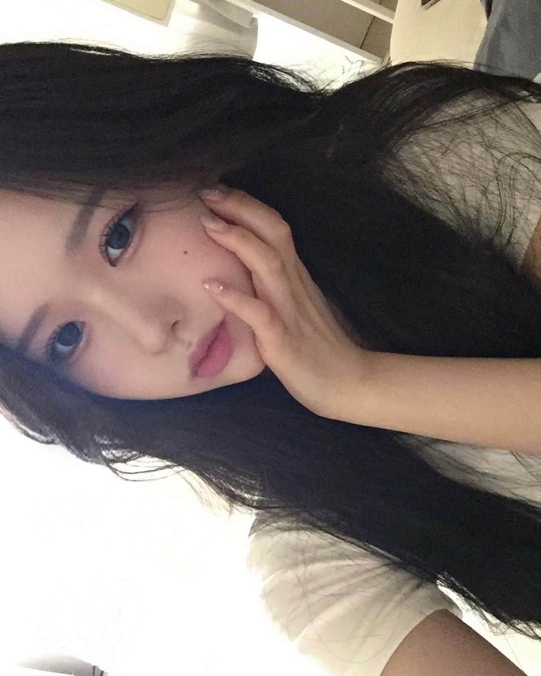 momoのインスタグラム：「᧔♡᧓ ⁡ ⁡ TIRTIR MASK FIT TONEUP BSSENCEから新色登場♥.· 私はLAVENDERゲットしたよ🪻 トーンアップ効果があってお気に入り✨️ ⁡ ⁡ #TIRTIR#ティルティル#トーンアップベース#化粧下地#パープルトーンアップ」