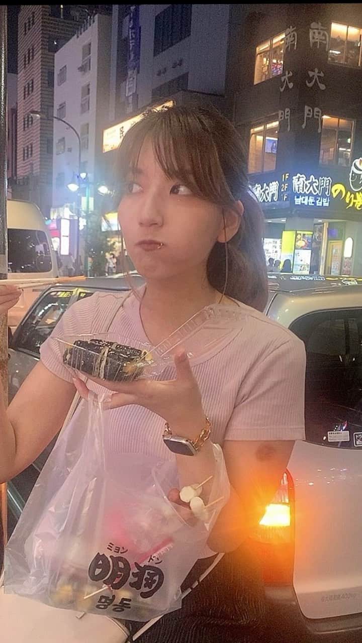 瀬口えりなのインスタグラム：「新大久保買い食い😎 次の予定あるからダッシュで食べたw 予約投稿システムできるっぽいけどめちゃくちゃエラー出るのなぁんで？なぁんで？  #新大久保グルメ#買い食い」