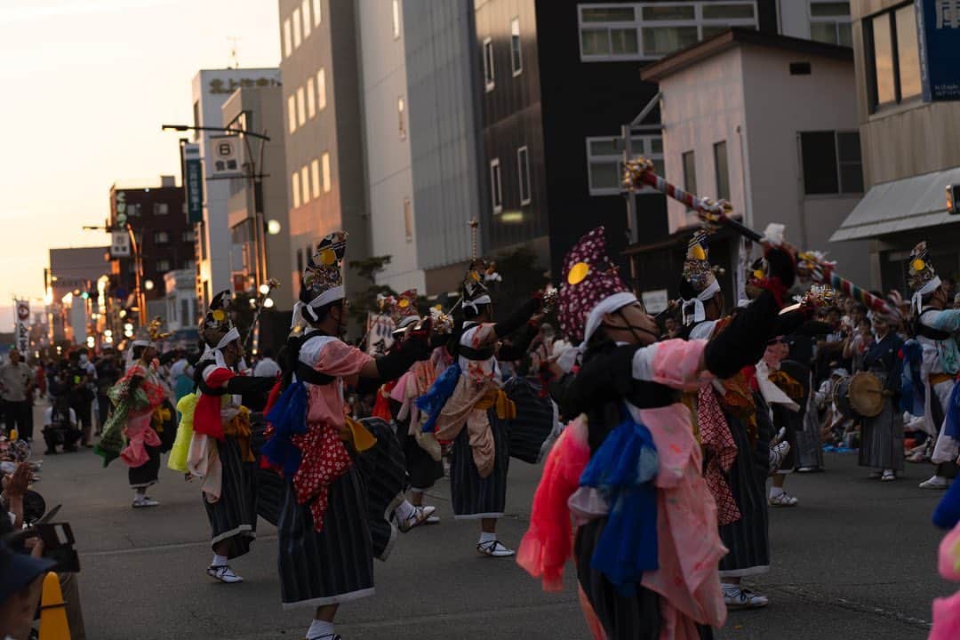Wakana Babaのインスタグラム：「何年か前にはじめて子ども達が踊るのを見たときから、祝祭感あふれる旋律と、なめらかな動きが、すんごく好きだな！と思っていた岩手県岩泉市の中野七頭舞の保存会の踊りが見れるというんで、北上みちのく芸能まつりに行ってきた。 ①中野七頭舞②③鬼剣舞④⑤鹿踊(もののけ感よ！) 前に子が学校で学年ごとに違う民舞を踊ると言ったら「東京ですねー！」と言われたことがあるが、確かになー。しかしこうして日本国内の色々な土地のエッセンスを部分的にでも体感するっていうのは面白いことだよなあ。　 そしてややこしいこと抜きに土地を超えて人を魅了する踊りの力って素敵よね。」