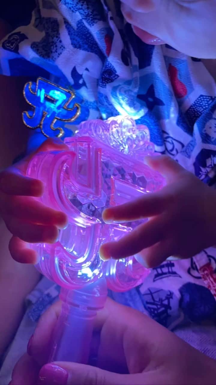 森川真帆のインスタグラム：「ayumi hamasaki 25th Anniversary Live Tour 山梨公演🍇  息子ライブデビュー！！！ 終始ご機嫌で楽しんでいた様子👶🏻 妊婦でも一度行ってて、出産してからこうして親子3世代で参戦できたなんて感慨深い♡  @a.you #ayu47都道府県tour」
