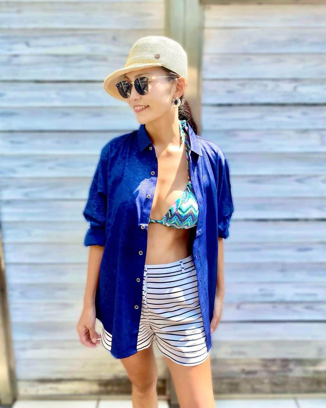 SAORIのインスタグラム：「あちちな毎日みんな元気してる？☀️ ビキニ✖️オーバーシャツって好き♡♡♡ このシャツはメンズサイズのLだから お尻も隠れる嬉しいサイズ😋🙌 吸水速乾性があって通気性もあるから サラッと羽織れる😙 3D立体裁断だから型崩れしないし、 私が着てるネイビーカラーならベージュ系の スーツに合わせてもオシャレだな😋 パートナーへのプレゼントにいかが？🎁 サイズ豊富でAmazonで購入可能だよ〜 ストーリーに載せておくね😁」