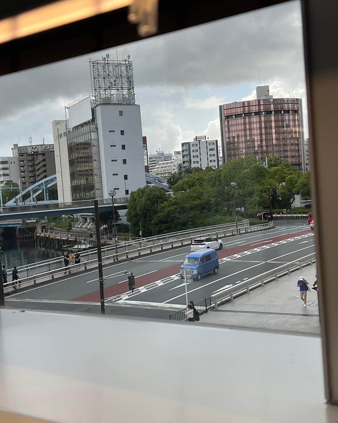 キャシー中島さんのインスタグラム写真 - (キャシー中島Instagram)「* 今日は横浜キャシーマムでレッスンです。  桜木町と馬車道の間にある横浜市役所、その2階にキャシーマム。 ここで毎日キルトレッスンがあります。  私は月一回、レッスンをしています。  この右奥が教室なの、ショップも充実してますよ❤️  横浜にいらしたらぜひお寄りくださいね❤️  お店の前にある丸善のカフェで、横浜ハヤシライスをいただきました。 美味しい❣️ 大好きな味です😘  ここから見える景色は、私が子供の頃母と過ごした場所です。  大岡川にかかっているみやこ橋には想い出がいっぱいあります。 懐かしい❤️❤️❤️  さて今日のクラスのフレンドシップキルトは、ハワイの花をアップリケします。 みんなで丁寧に作っています♪ ここでも私はボッチキャシーです。  レッスンが終わって、幕張に来ました。 そうですよ❣️ 明日10時からQVCのオンエアーです。夜は9時からです。 詳しくは、マカナナキャシーのインスタグラムをご覧くださいませ❤️」8月6日 17時44分 - official_kathynakajima
