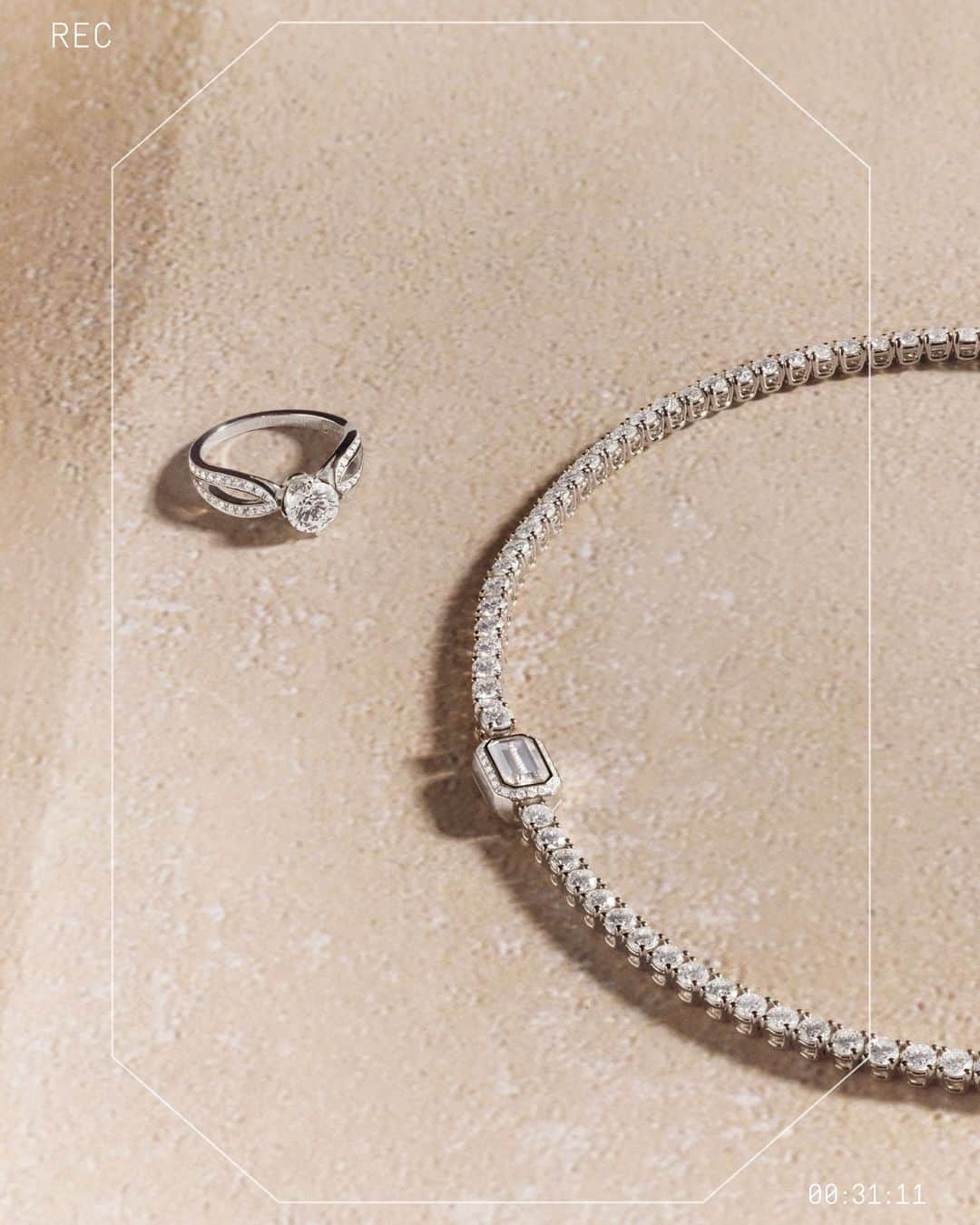 ブシュロンのインスタグラム：「From Place Vendôme with Love. This summer, love is in the air.⁣ ⁣ #BecauseofLove」