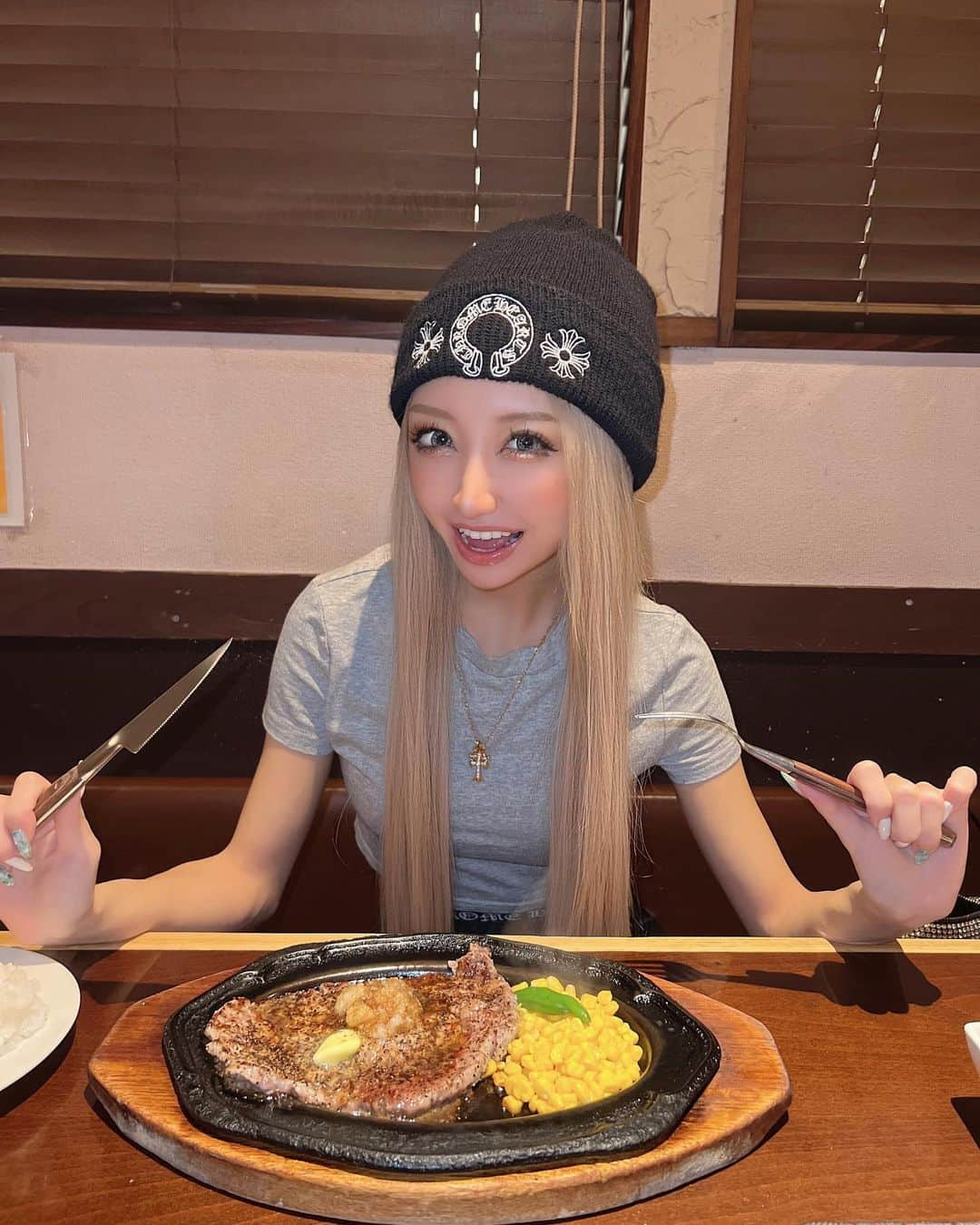 藤堂静華のインスタグラム：「︎︎︎︎︎︎☑︎ ‪‪❤︎‬‪‪❤︎‬‪‪❤︎‬  いっぱい食べる君が好き〜🩷🤤🙌🏼  突然やってくるビリー欲🥩💕 にんにく醤油からの飽きてきたらマスタードが安定✨  #dinner#ビリーザキッド#お肉大好き#クロム女子」