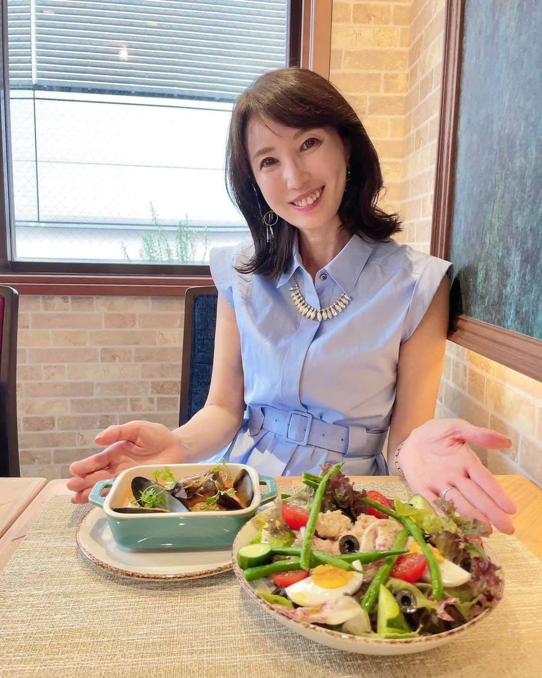 奈々のインスタグラム：「渋谷駅から徒歩1分 アットホームな雰囲気  『フレンチ・ビストロ BELLA VITA』さん💖  フランス・イタリア・スペイン・ルーマニアなど、ヨーロッパ各国のお料理とドリンクを楽しめるお店  サラダ🥗 ブイヤベース お肉 パエリア🥘  どれも美味しかったです👍😍  大人な雰囲気の3Fの #BAR もステキでした♥ @bellavita_shibuya  📍BELLA VITA 東京都渋谷区道玄坂2-6-6  #BELLAVITA#ベラヴィータ#パエリア#ブイヤベース#ヨーロッパ料理#フレンチビストロ#渋谷グルメ#渋谷ランチ#渋谷ディナー#美味しい#シャンパン#ワイン#お肉 #渋谷#グルメ女子 #グルメスタグラム #PR」