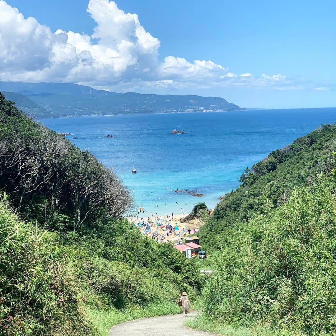 佐藤友子さんのインスタグラム写真 - (佐藤友子Instagram)「我が家の夏休み(行き先は伊豆半島)の記録🌴  今年の夏もせっせと家族の思い出づくり。 息子が中学生になってから身長も声質も精神も、あれよあれよと変化していくので、あと何回一緒に海で戯れられるかしら？なんて気持ちになってきます。  自分の家族と真夏に旅行していつも思い出すのは、小学生や中学生だった頃に両親が夏休みに連れて行ってくれた旅行のこと。  ときに兄とともにぶーぶー文句言いながら付いていってた時期もあるけれど、今も思い出すのは見晴らしのいい展望台で食べたソフトクリームや、島の浜辺で真っ黒に焼けて泳いだことだったりする。  記憶として大切に取り出すと、不思議と尊く感じる景色や体験ばかり。  息子も大人になってから、とんでもない坂道くだって登ったあのビーチで泳いだな、水着のままで食べた磯ラーメンの味サイコーだったな、なんて思い出してくれる日が来るんだろうか。  しかし朝起きたらそこに海があり、陽が暮れてゆく時間にも海と空があり、夜は空に浮かぶ月が海面に光の道を照らし出していました。 ほんとうに美しかったです😌」8月6日 17時53分 - tomokosato_hokuohkurashi