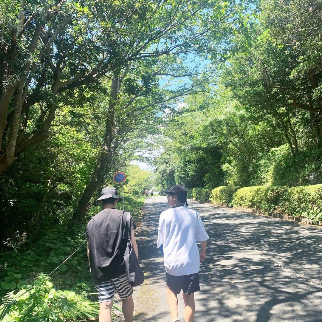 佐藤友子さんのインスタグラム写真 - (佐藤友子Instagram)「我が家の夏休み(行き先は伊豆半島)の記録🌴  今年の夏もせっせと家族の思い出づくり。 息子が中学生になってから身長も声質も精神も、あれよあれよと変化していくので、あと何回一緒に海で戯れられるかしら？なんて気持ちになってきます。  自分の家族と真夏に旅行していつも思い出すのは、小学生や中学生だった頃に両親が夏休みに連れて行ってくれた旅行のこと。  ときに兄とともにぶーぶー文句言いながら付いていってた時期もあるけれど、今も思い出すのは見晴らしのいい展望台で食べたソフトクリームや、島の浜辺で真っ黒に焼けて泳いだことだったりする。  記憶として大切に取り出すと、不思議と尊く感じる景色や体験ばかり。  息子も大人になってから、とんでもない坂道くだって登ったあのビーチで泳いだな、水着のままで食べた磯ラーメンの味サイコーだったな、なんて思い出してくれる日が来るんだろうか。  しかし朝起きたらそこに海があり、陽が暮れてゆく時間にも海と空があり、夜は空に浮かぶ月が海面に光の道を照らし出していました。 ほんとうに美しかったです😌」8月6日 17時53分 - tomokosato_hokuohkurashi