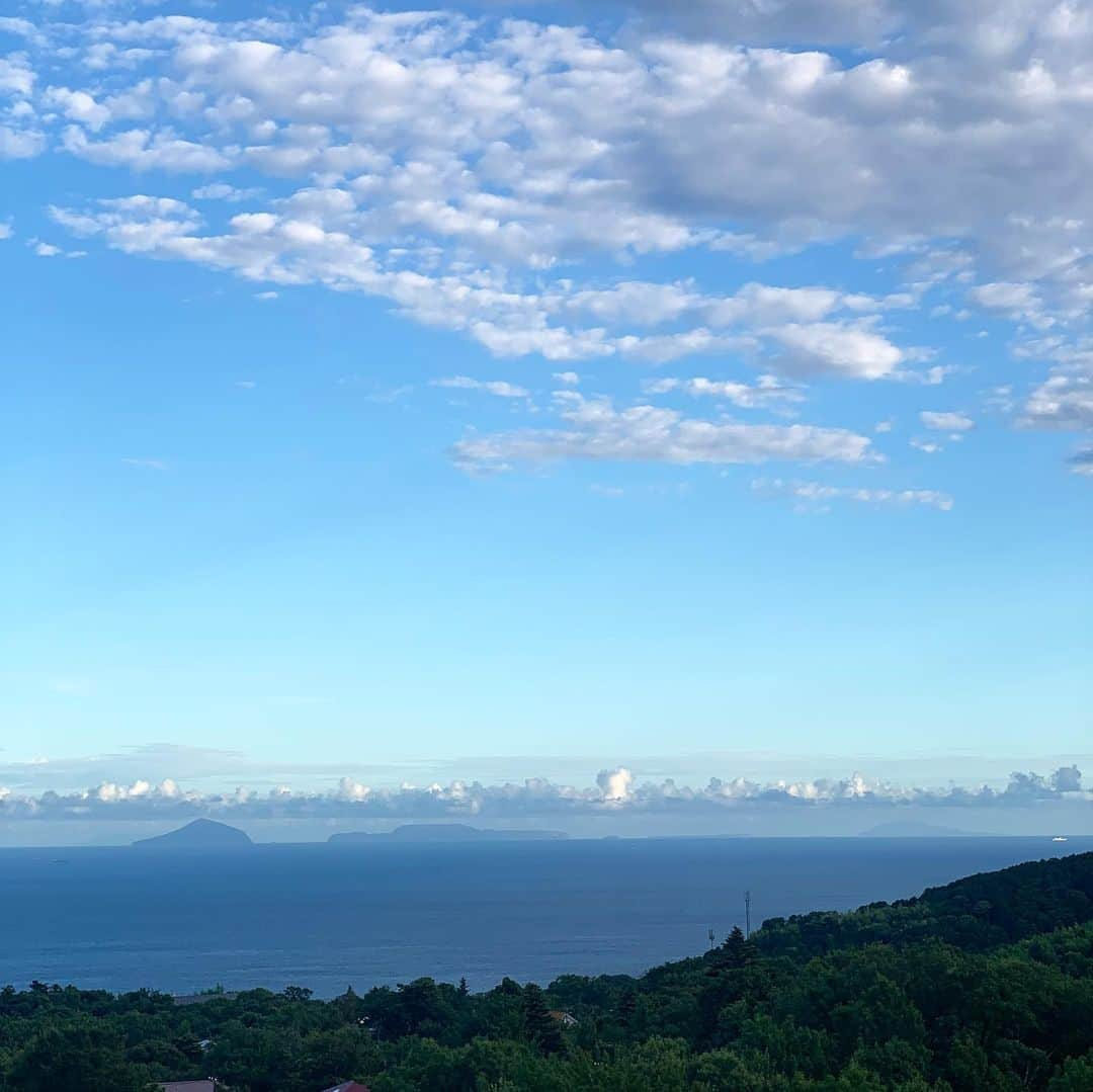 佐藤友子さんのインスタグラム写真 - (佐藤友子Instagram)「我が家の夏休み(行き先は伊豆半島)の記録🌴  今年の夏もせっせと家族の思い出づくり。 息子が中学生になってから身長も声質も精神も、あれよあれよと変化していくので、あと何回一緒に海で戯れられるかしら？なんて気持ちになってきます。  自分の家族と真夏に旅行していつも思い出すのは、小学生や中学生だった頃に両親が夏休みに連れて行ってくれた旅行のこと。  ときに兄とともにぶーぶー文句言いながら付いていってた時期もあるけれど、今も思い出すのは見晴らしのいい展望台で食べたソフトクリームや、島の浜辺で真っ黒に焼けて泳いだことだったりする。  記憶として大切に取り出すと、不思議と尊く感じる景色や体験ばかり。  息子も大人になってから、とんでもない坂道くだって登ったあのビーチで泳いだな、水着のままで食べた磯ラーメンの味サイコーだったな、なんて思い出してくれる日が来るんだろうか。  しかし朝起きたらそこに海があり、陽が暮れてゆく時間にも海と空があり、夜は空に浮かぶ月が海面に光の道を照らし出していました。 ほんとうに美しかったです😌」8月6日 17時53分 - tomokosato_hokuohkurashi