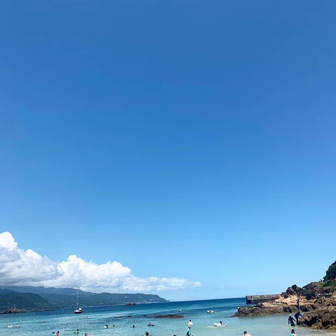 佐藤友子さんのインスタグラム写真 - (佐藤友子Instagram)「我が家の夏休み(行き先は伊豆半島)の記録🌴  今年の夏もせっせと家族の思い出づくり。 息子が中学生になってから身長も声質も精神も、あれよあれよと変化していくので、あと何回一緒に海で戯れられるかしら？なんて気持ちになってきます。  自分の家族と真夏に旅行していつも思い出すのは、小学生や中学生だった頃に両親が夏休みに連れて行ってくれた旅行のこと。  ときに兄とともにぶーぶー文句言いながら付いていってた時期もあるけれど、今も思い出すのは見晴らしのいい展望台で食べたソフトクリームや、島の浜辺で真っ黒に焼けて泳いだことだったりする。  記憶として大切に取り出すと、不思議と尊く感じる景色や体験ばかり。  息子も大人になってから、とんでもない坂道くだって登ったあのビーチで泳いだな、水着のままで食べた磯ラーメンの味サイコーだったな、なんて思い出してくれる日が来るんだろうか。  しかし朝起きたらそこに海があり、陽が暮れてゆく時間にも海と空があり、夜は空に浮かぶ月が海面に光の道を照らし出していました。 ほんとうに美しかったです😌」8月6日 17時53分 - tomokosato_hokuohkurashi