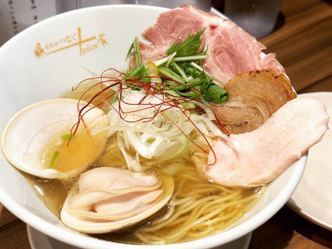 髙橋明日香のインスタグラム：「先日食べた【ROPPONGIつなぐ】の はまぐりと魚介の塩らーめん。  暑い夏でもさっぱり食べられて、大きなはまぐりがとても美味しかった！ 六本木に行った際はぜひ🍜✨  #ROPPONGIつなぐ #麺物語つなぐ #ラーメン #らーめん #六本木グルメ」