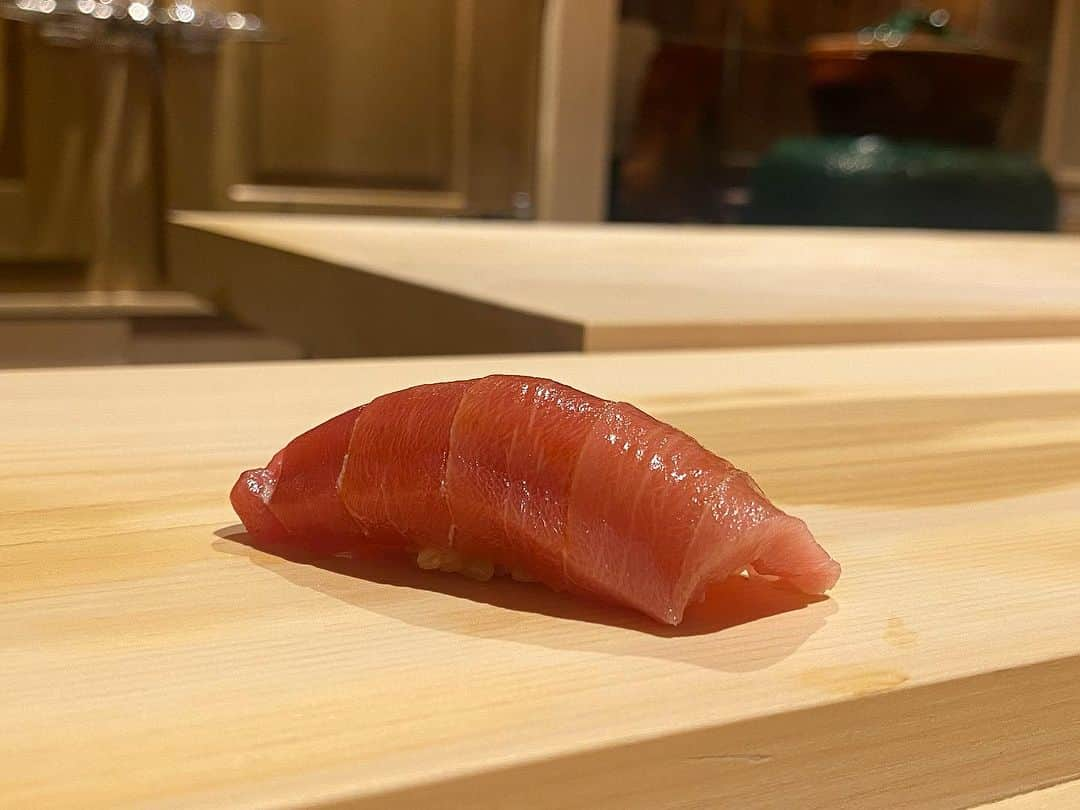 三浦マキのインスタグラム：「Sushi / お鮨も「どこが好き？」と聞かれることが多いので、個人的に好きなお店をまとめてみました🍣  ➀鮨 田いら in 元麻布 看板のないお鮨屋さん(同じ店名がありますが、こちらは平仮名のほう！)全部美味しくて…♥️♥️  ② 鮨ふじながin 麻布十番 (うっかり写真を入れ忘れてしまいましたが😱)、 どこに行きたいかと言われれば間違いなくここ。  ③鮨りんだ in 不動前 先日訪れて、すっかりファンに。予約困難な名店なのに気さくな感じも好き🙆‍♀️  ④すし家祥太 in 麻布十番 こちらも前に載せましたが、大将が握る端正なお寿司は魅力的✨  本当はまだまだあるけれど… お鮨の世界って本当に奥が深いし、良いお店がありすぎて迷っちゃいます。  日本が誇る食文化🇯🇵  鮨職人の皆様、ありがとうございます👏  #sushi #鮨 #鮨ふじなが  #麻布十番 #鮨田いら #元麻布 #鮨りんだ #不動前 #すし家祥太  #麻布十番グルメ  #鮨屋」