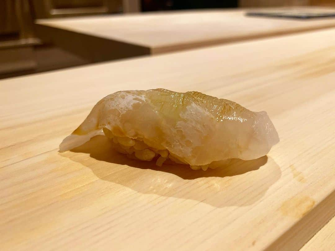 三浦マキさんのインスタグラム写真 - (三浦マキInstagram)「Sushi / お鮨も「どこが好き？」と聞かれることが多いので、個人的に好きなお店をまとめてみました🍣  ➀鮨 田いら in 元麻布 看板のないお鮨屋さん(同じ店名がありますが、こちらは平仮名のほう！)全部美味しくて…♥️♥️  ② 鮨ふじながin 麻布十番 (うっかり写真を入れ忘れてしまいましたが😱)、 どこに行きたいかと言われれば間違いなくここ。  ③鮨りんだ in 不動前 先日訪れて、すっかりファンに。予約困難な名店なのに気さくな感じも好き🙆‍♀️  ④すし家祥太 in 麻布十番 こちらも前に載せましたが、大将が握る端正なお寿司は魅力的✨  本当はまだまだあるけれど… お鮨の世界って本当に奥が深いし、良いお店がありすぎて迷っちゃいます。  日本が誇る食文化🇯🇵  鮨職人の皆様、ありがとうございます👏  #sushi #鮨 #鮨ふじなが  #麻布十番 #鮨田いら #元麻布 #鮨りんだ #不動前 #すし家祥太  #麻布十番グルメ  #鮨屋」8月6日 17時49分 - makimiura__la