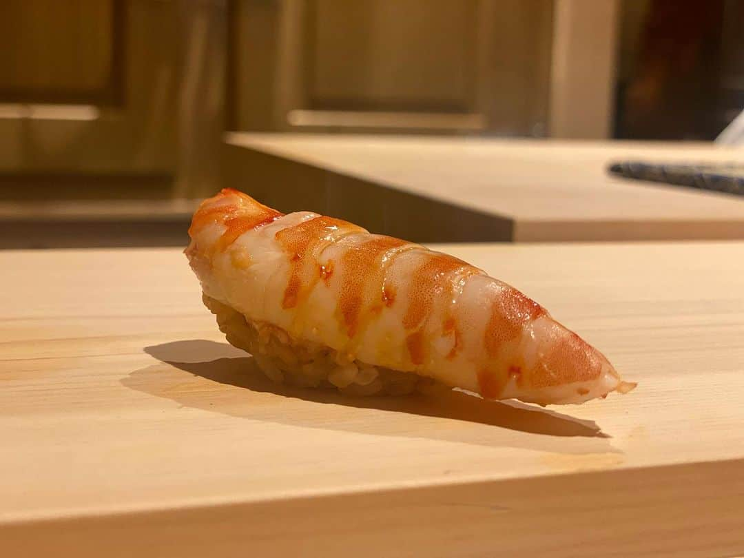 三浦マキさんのインスタグラム写真 - (三浦マキInstagram)「Sushi / お鮨も「どこが好き？」と聞かれることが多いので、個人的に好きなお店をまとめてみました🍣  ➀鮨 田いら in 元麻布 看板のないお鮨屋さん(同じ店名がありますが、こちらは平仮名のほう！)全部美味しくて…♥️♥️  ② 鮨ふじながin 麻布十番 (うっかり写真を入れ忘れてしまいましたが😱)、 どこに行きたいかと言われれば間違いなくここ。  ③鮨りんだ in 不動前 先日訪れて、すっかりファンに。予約困難な名店なのに気さくな感じも好き🙆‍♀️  ④すし家祥太 in 麻布十番 こちらも前に載せましたが、大将が握る端正なお寿司は魅力的✨  本当はまだまだあるけれど… お鮨の世界って本当に奥が深いし、良いお店がありすぎて迷っちゃいます。  日本が誇る食文化🇯🇵  鮨職人の皆様、ありがとうございます👏  #sushi #鮨 #鮨ふじなが  #麻布十番 #鮨田いら #元麻布 #鮨りんだ #不動前 #すし家祥太  #麻布十番グルメ  #鮨屋」8月6日 17時49分 - makimiura__la