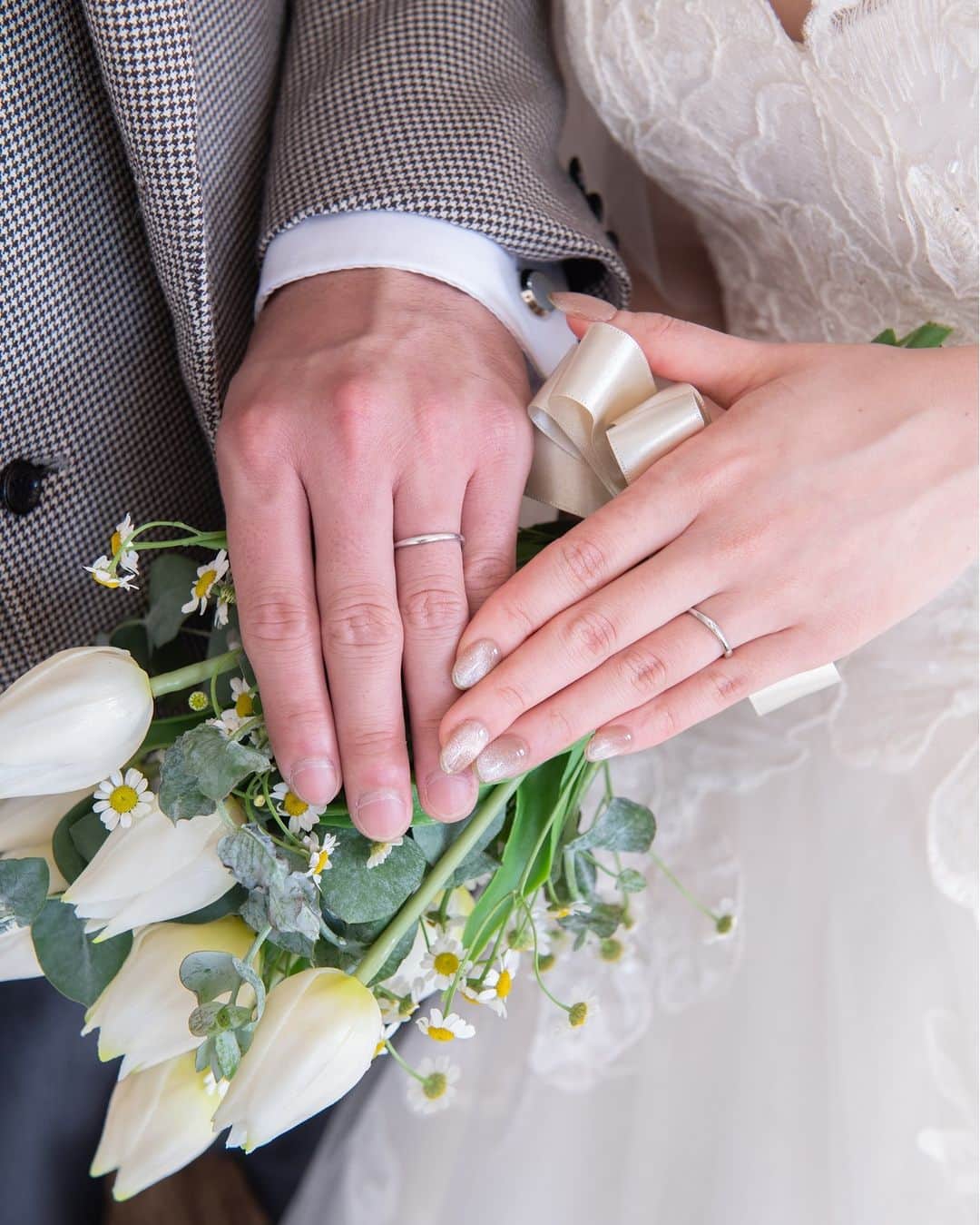 【公式】小さな結婚式さんのインスタグラム写真 - (【公式】小さな結婚式Instagram)「. @petit.wedding をフォローしてね♩ #小さな結婚式 をつけてのお写真投稿も大歓迎です♡ こちらの公式IGでリグラムさせていただきます＊ . 大切に、こだわって選んだ結婚指輪は ウェディングブーケとともにお写真に残して！  今おしゃれな花嫁さまの間で #手元ショット　は撮影必須のフォト構図です♪ . >>#小さな結婚式お台場店 . ——————— #petitwedding #ラヴィファクトリー #前撮り #結婚式 #プレ花嫁 #卒花 #家族婚 #少人数結婚式 #ウェディング #wedding #bridal #weddingdress #花嫁 #挙式 #結婚式準備 #式場探し #日本中のプレ花嫁さまと繋がりたい #結婚式の思い出に浸る会 #結婚準備 #東京花嫁 #ウェディングフォト #花嫁コーディネート #結婚指輪 #リング #関東花嫁 #フォト構図 #花嫁指示書」8月6日 17時49分 - petit.wedding