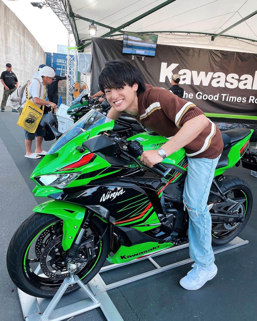 尾崎裕哉のインスタグラム：「もちろん盗むことなく磨いておきました！  #鈴鹿 #8耐 #kawasaki #ninja #バイク尾崎バイク #BOB」
