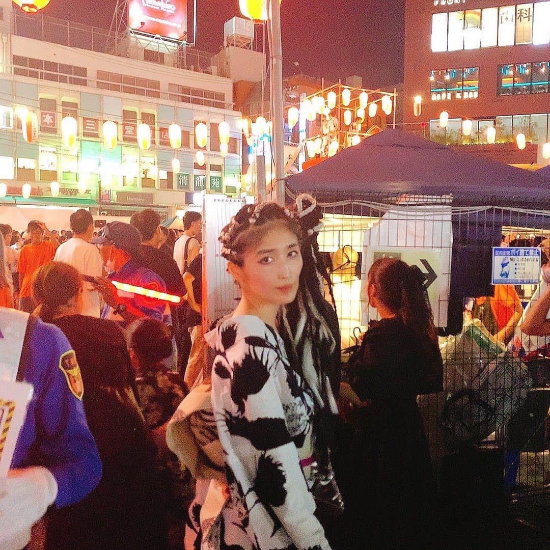 峰なゆかのインスタグラム：「盆踊りに行ってきたよ〜！　私はカラスの浴衣にカラスの帯、わが子ちゃんは片手ギャルポーズ。 #盆踊り　#浴衣　#浴衣コーデ　#親子コーデ　#ギャルポーズ　#お団子　#お団子ヘア　#わが子ちゃん」