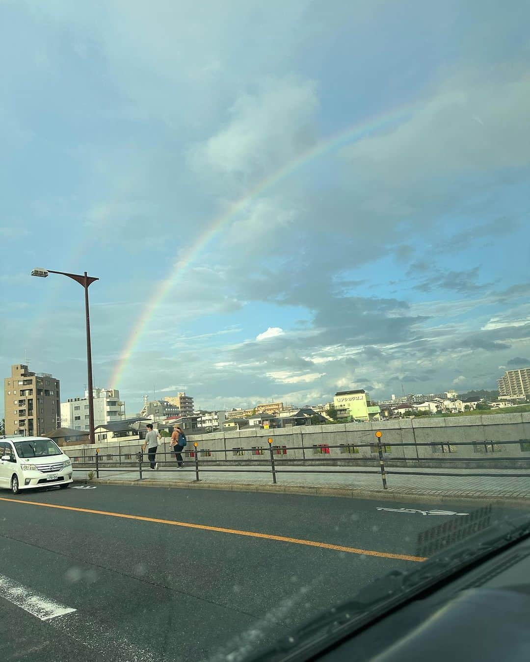 酒井一圭さんのインスタグラム写真 - (酒井一圭Instagram)「のど自慢の帰り道🎤  八王子のみんみんラーメン食べた帰りの天気雨と虹と木島🌈  #純烈 #酒井一圭 #木島英明 #虹 #天気雨 #のど自慢」8月6日 17時52分 - sakaikazuyoshi