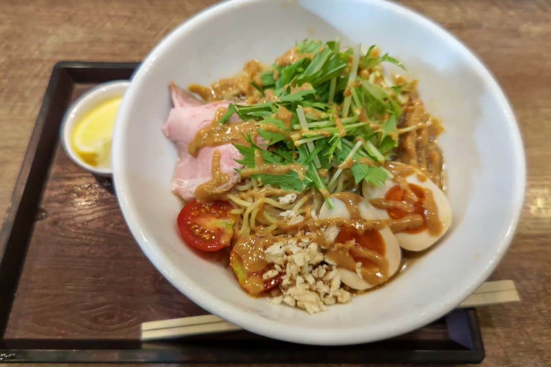 伊藤修子さんのインスタグラム写真 - (伊藤修子Instagram)「目当ての飲食店を探して歩くも売り切れだったり定休日だったりして冷やし中華的なものに辿り着きました。 今日は風が涼しい気はするのですが汗ビッショリで疲れてしまいました。」8月6日 17時52分 - itoshuko