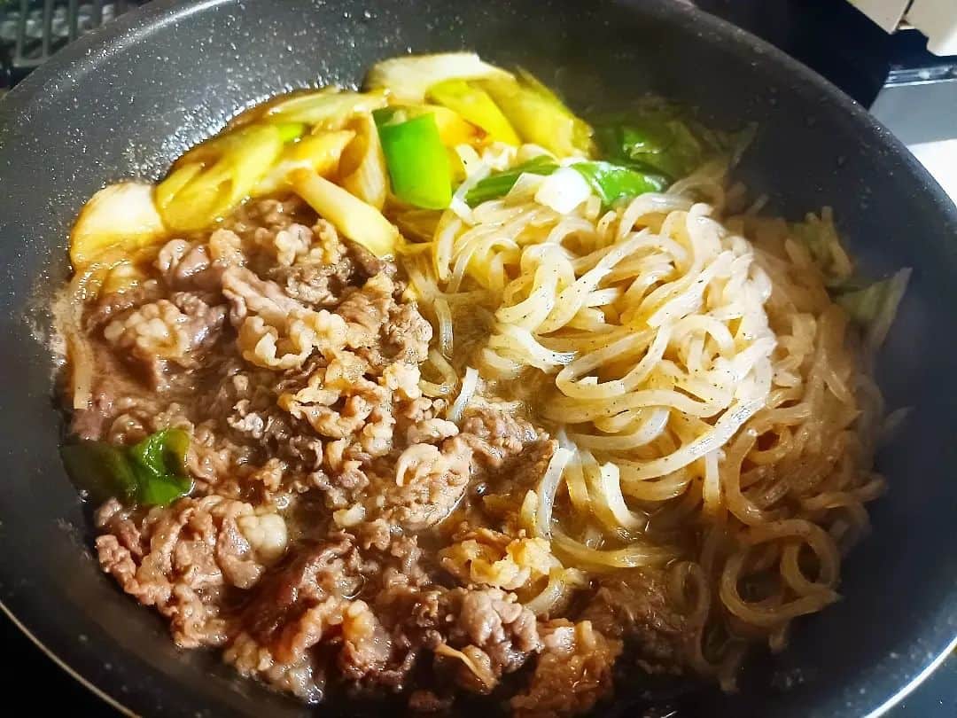 松本隆博のインスタグラム：「。⁡ ⁡おかんが肉を食べたい、という⁡ ⁡のですき焼きにしました🍲。。⁡ 「牛肉のすきやき」です。⁡ ⁡⁡ ⁡還暦少年 松本隆博⁡ ⁡⁡ ⁡食べやすいからコマ切れが⁡ ⁡良いんだ。糸こんも短く切って⁡ ⁡食べやすくするんだ。( ᴖ ·̫ ᴖ )」